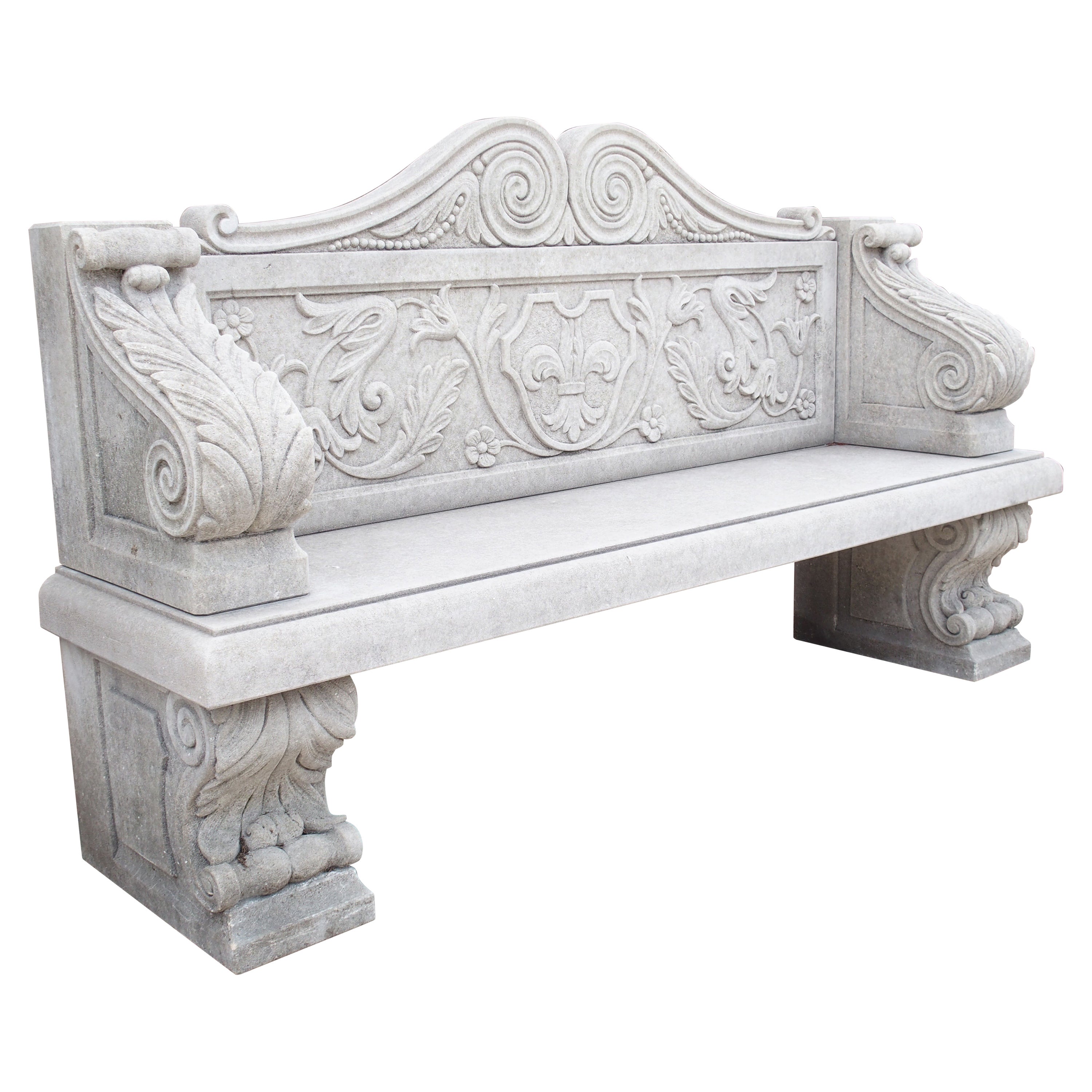 Banc de jardin en pierre calcaire italienne sculptée avec décoration Fleur de Lys et Acanthus en vente