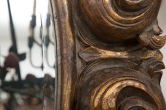 Geschnitzter italienischer ovaler Spiegel aus brüniertem Kiefernholz