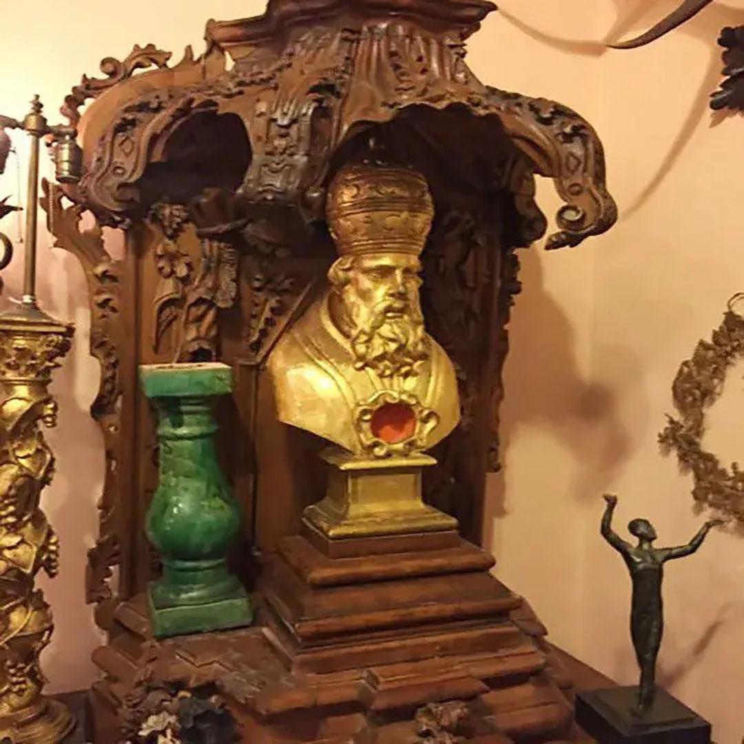 Carved Italian Pope With Original Gilding In Good Condition For Sale In Dallas, TX