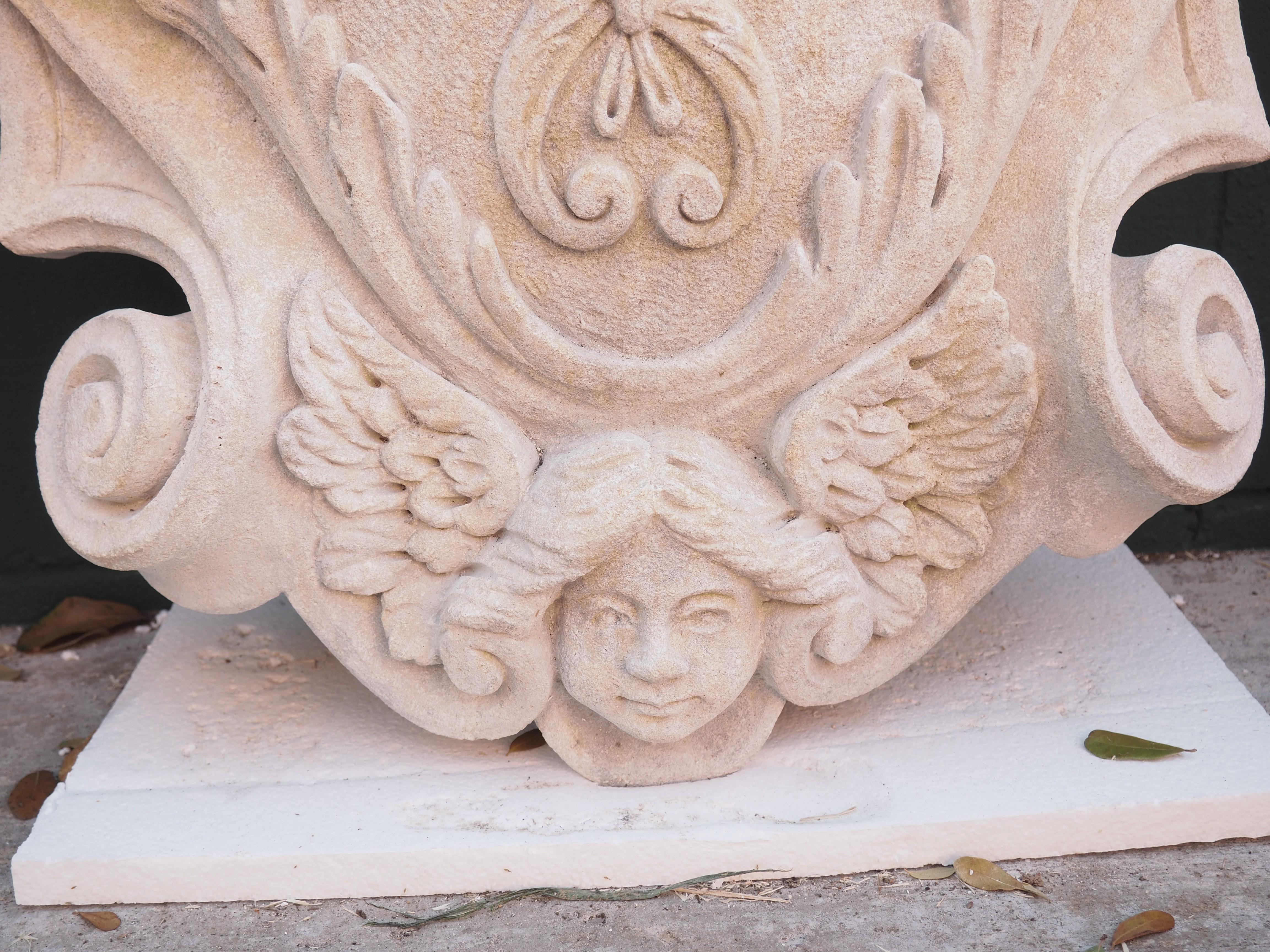 Geschnitzte italienische Stemma-Plakette mit Nussbaum, Adler und geflügeltem Engel (Handgeschnitzt) im Angebot