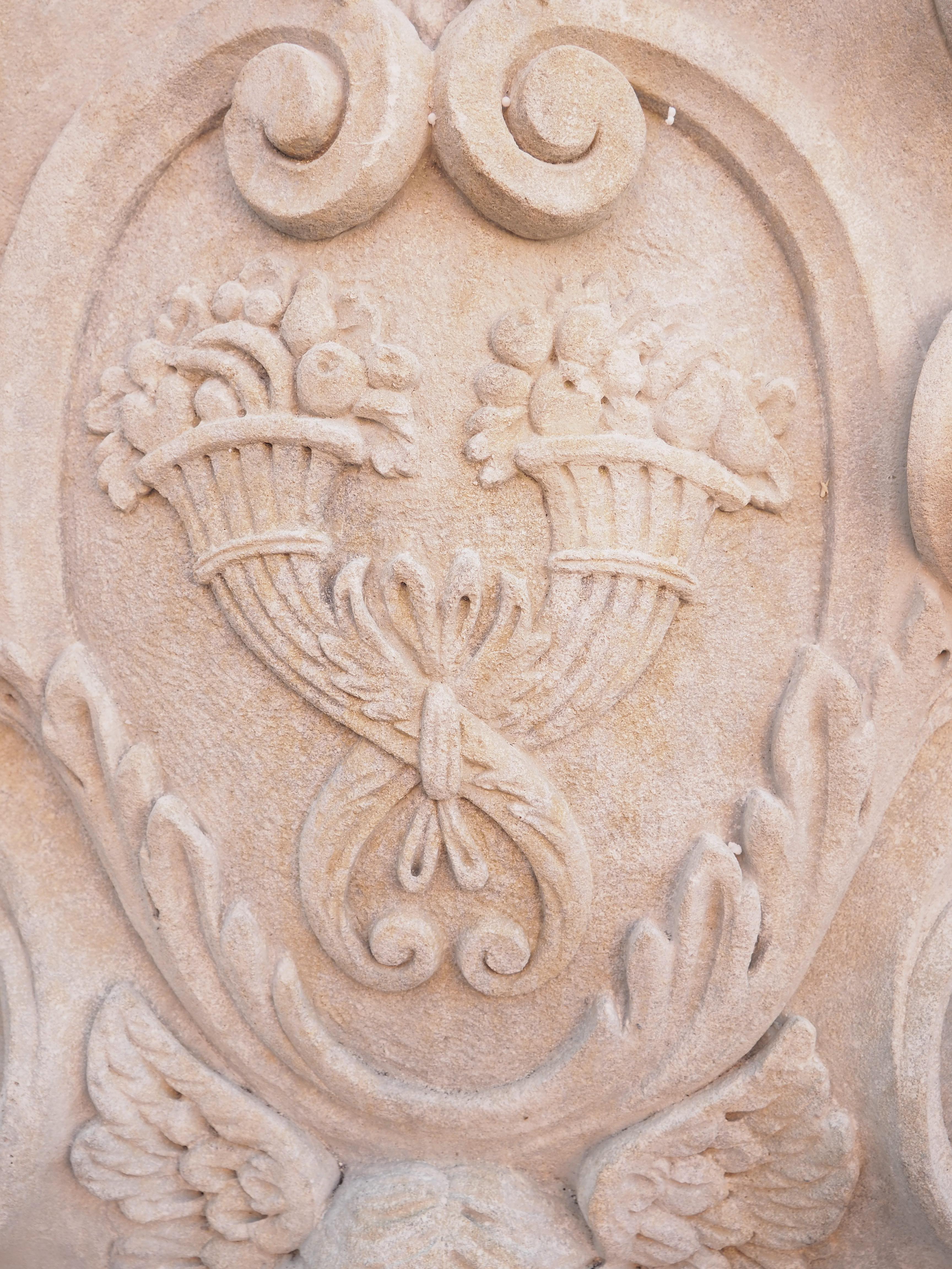Sculpté à la main Plaque Stemma italienne sculptée avec corne d'abondance, aigle et ange ailé en vente