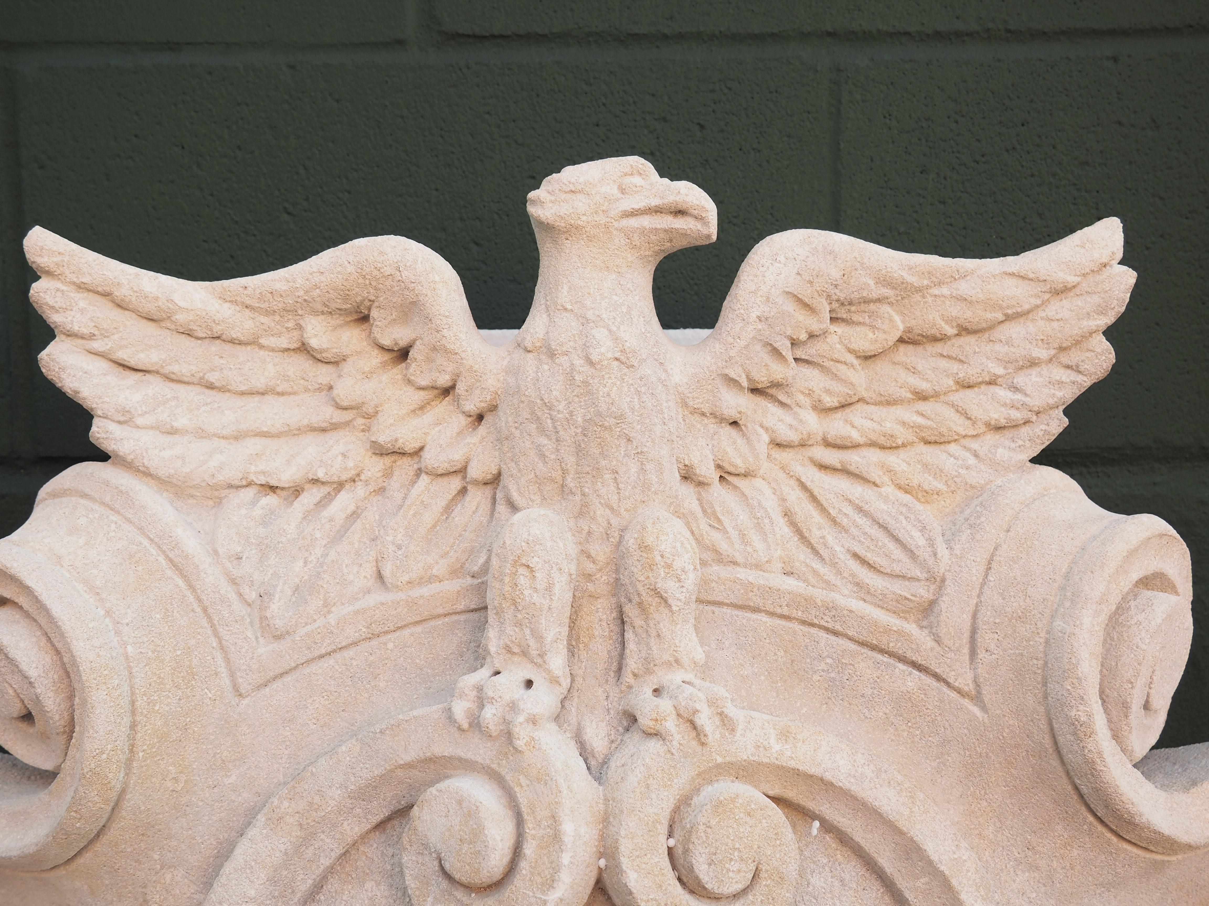 Geschnitzte italienische Stemma-Plakette mit Nussbaum, Adler und geflügeltem Engel (21. Jahrhundert und zeitgenössisch) im Angebot