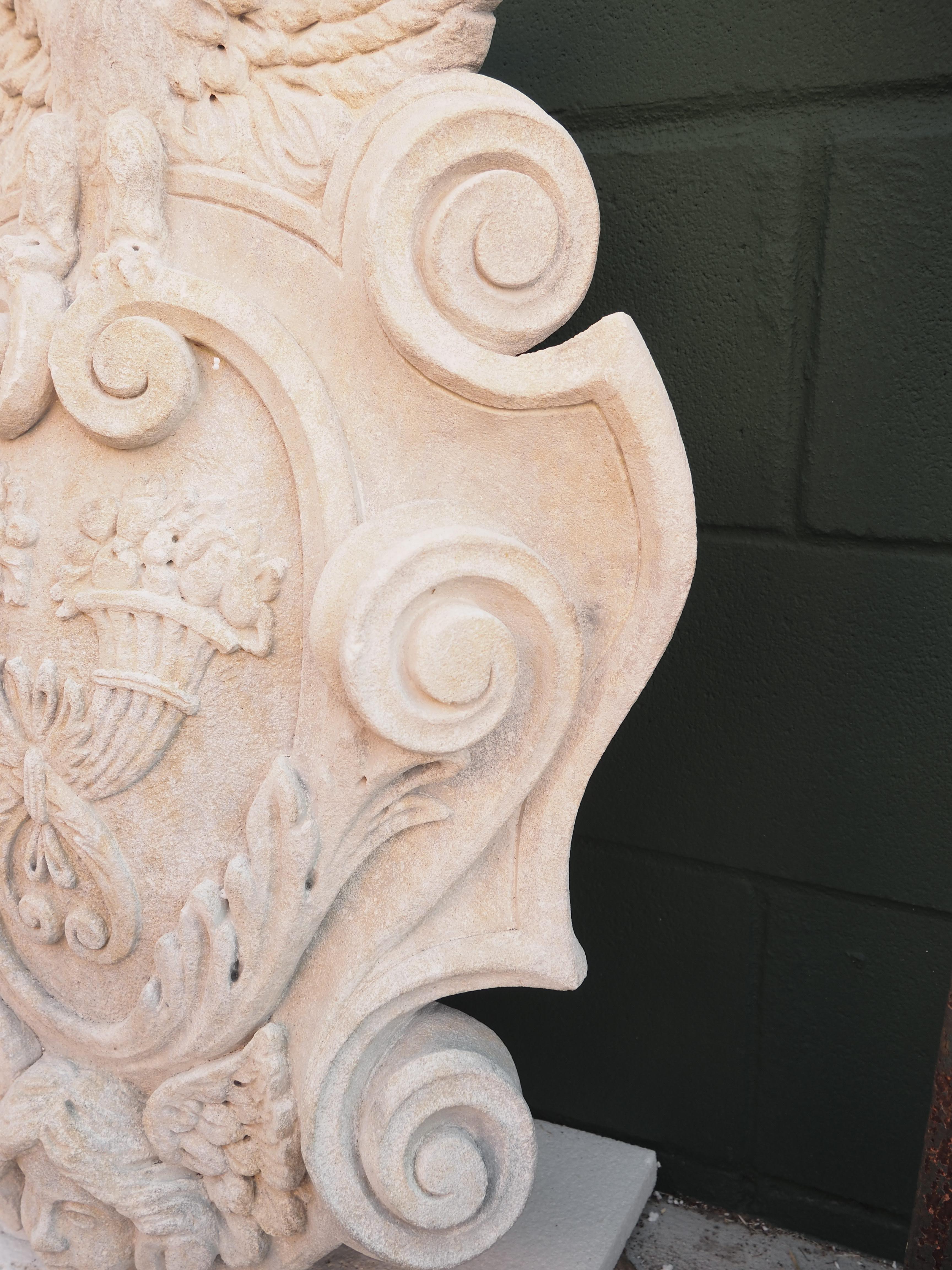 Geschnitzte italienische Stemma-Plakette mit Nussbaum, Adler und geflügeltem Engel (Kalkstein) im Angebot