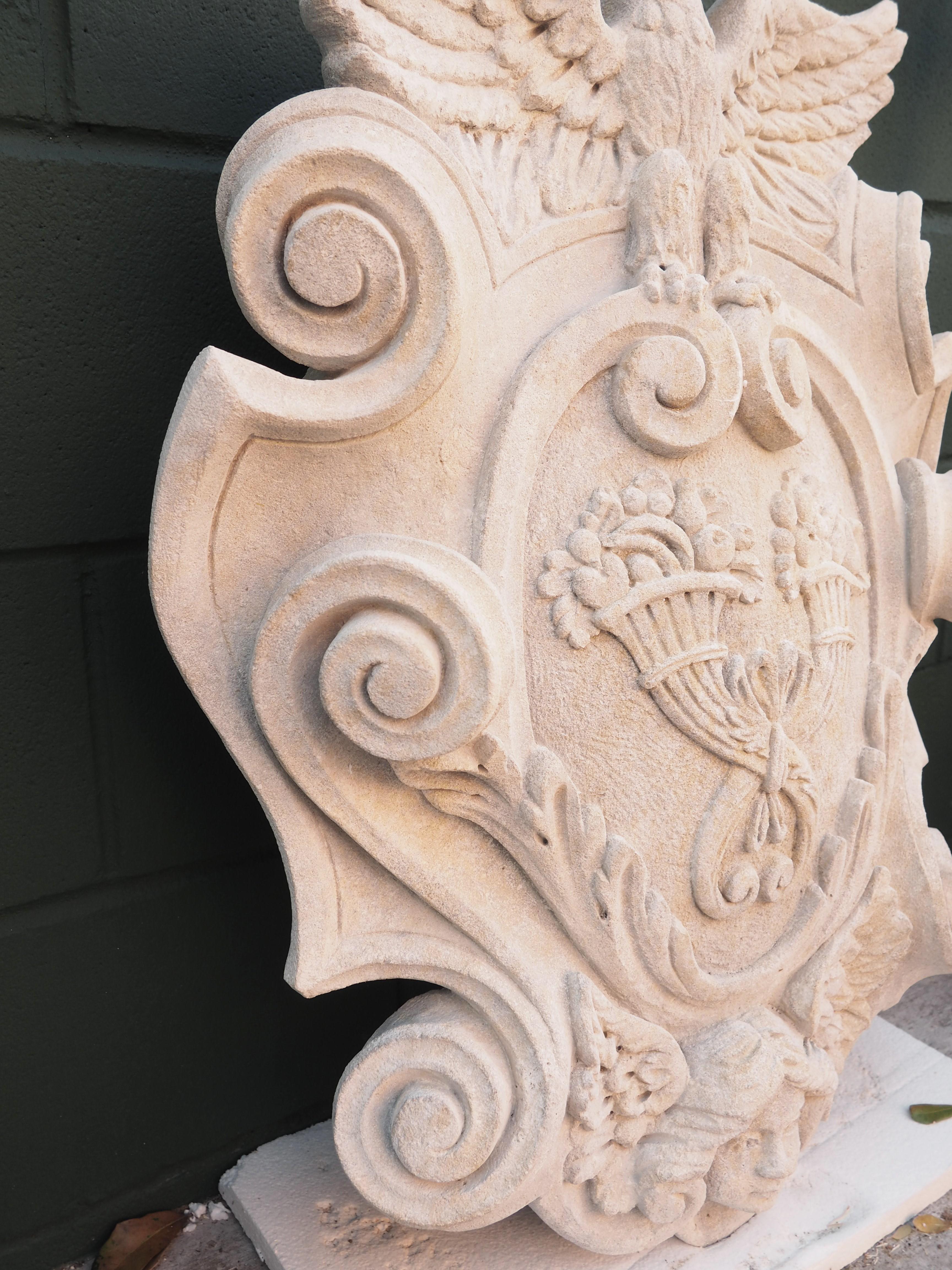 Calcaire Plaque Stemma italienne sculptée avec corne d'abondance, aigle et ange ailé en vente