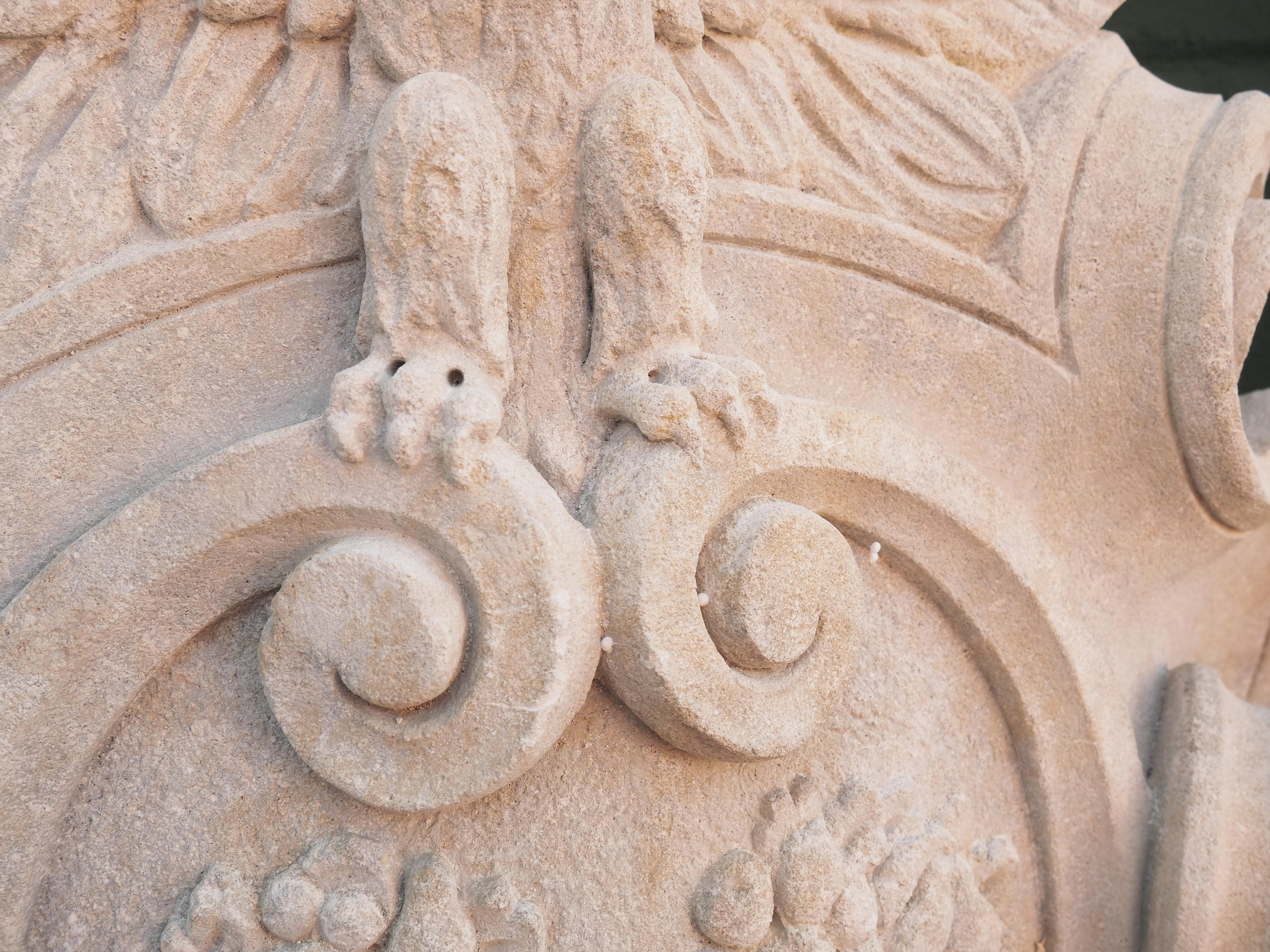 Plaque Stemma italienne sculptée avec corne d'abondance, aigle et ange ailé en vente 1