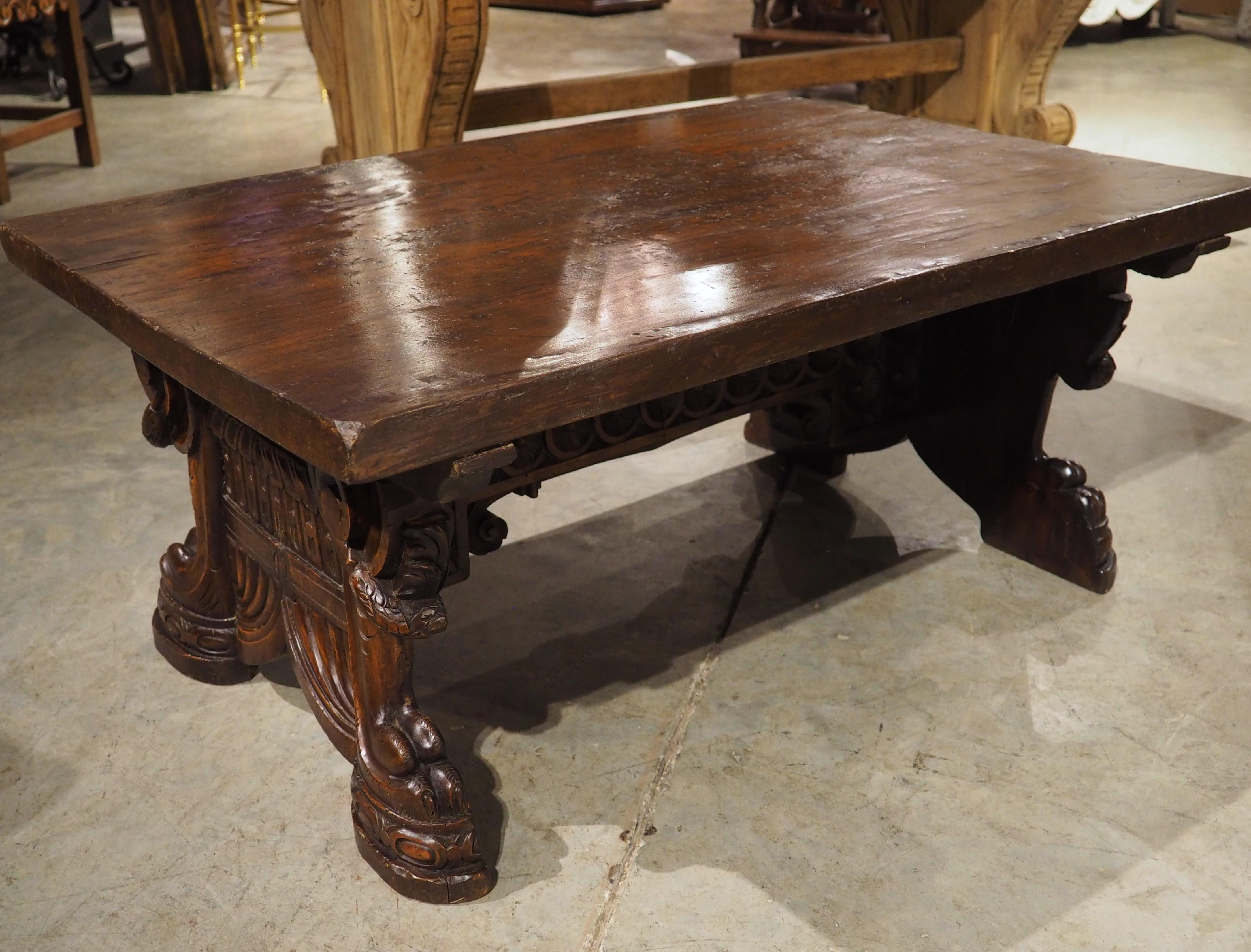 Table basse en noyer italien sculpté de Antique Elements en vente 4