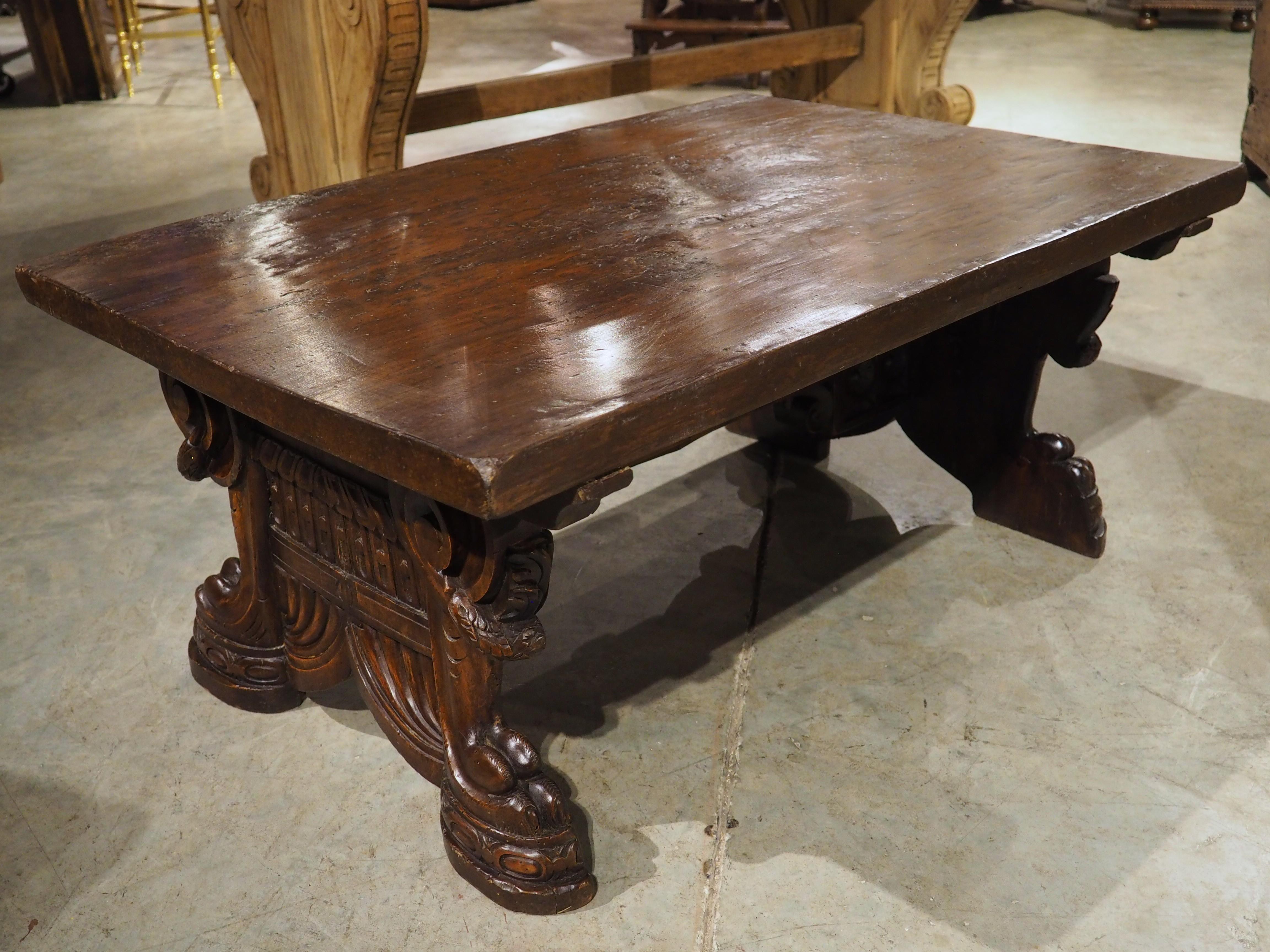 Table basse en noyer italien sculpté de Antique Elements en vente 5
