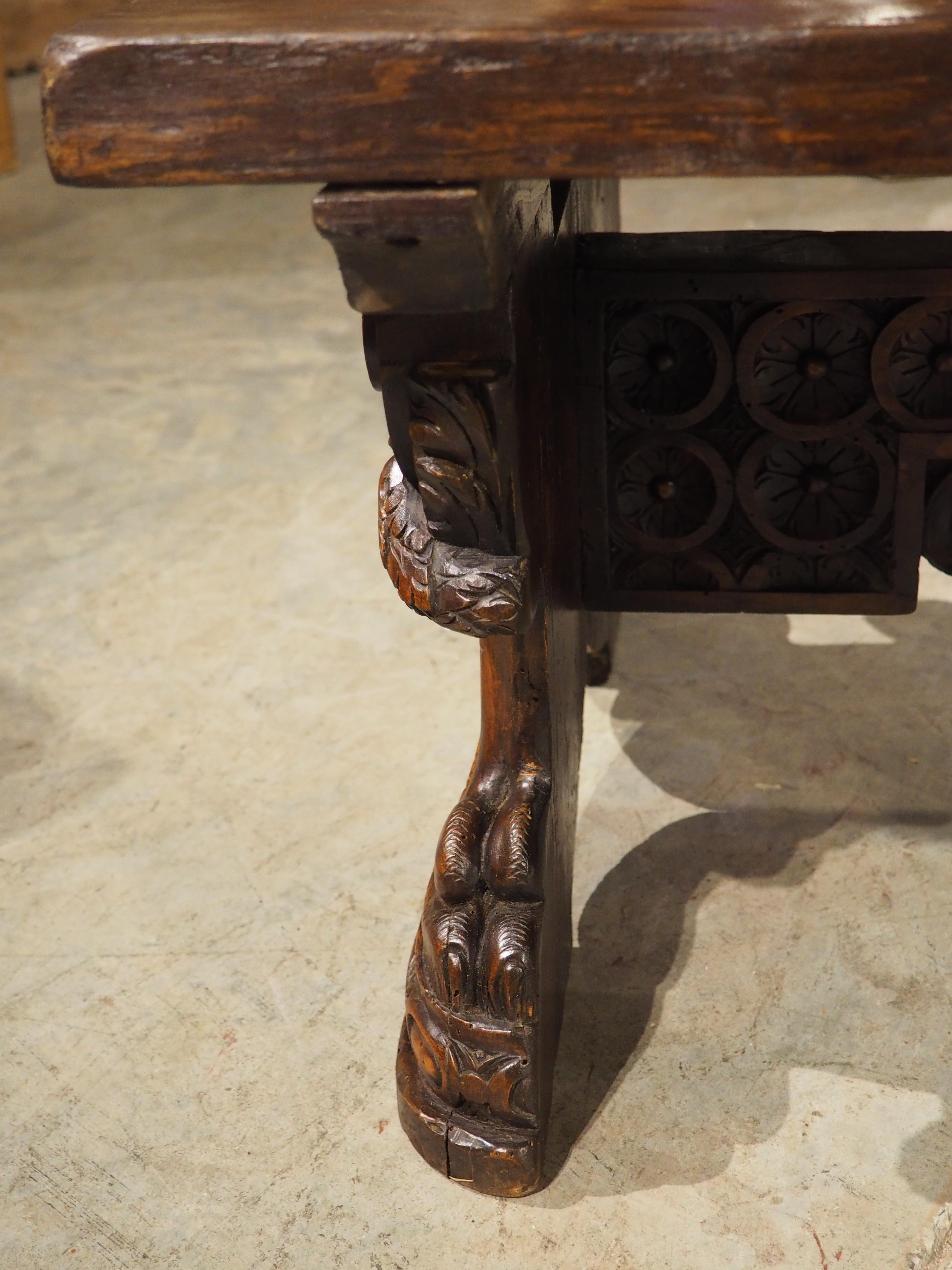 Table basse en noyer italien sculpté de Antique Elements en vente 6