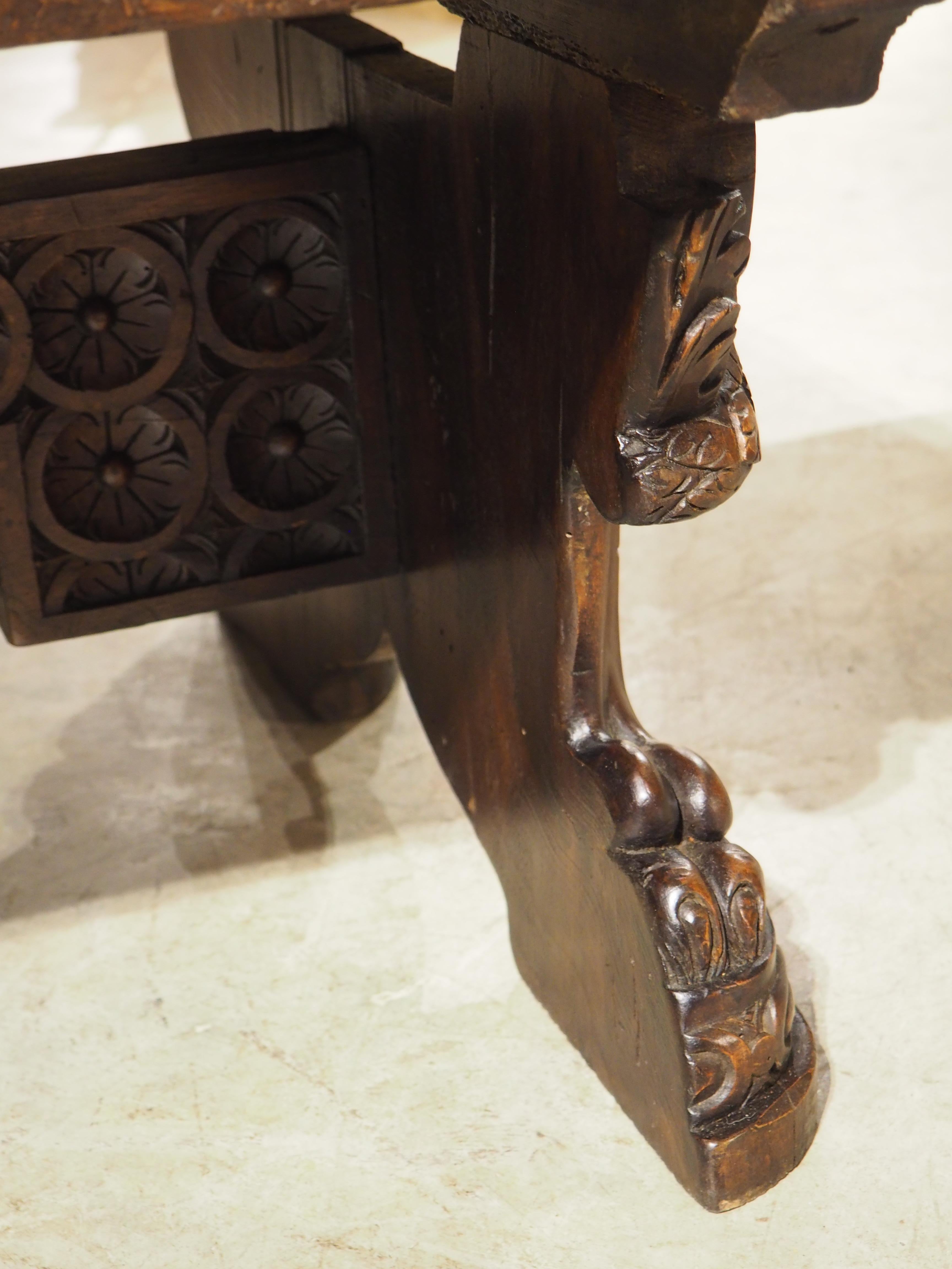 Table basse en noyer italien sculpté de Antique Elements en vente 7