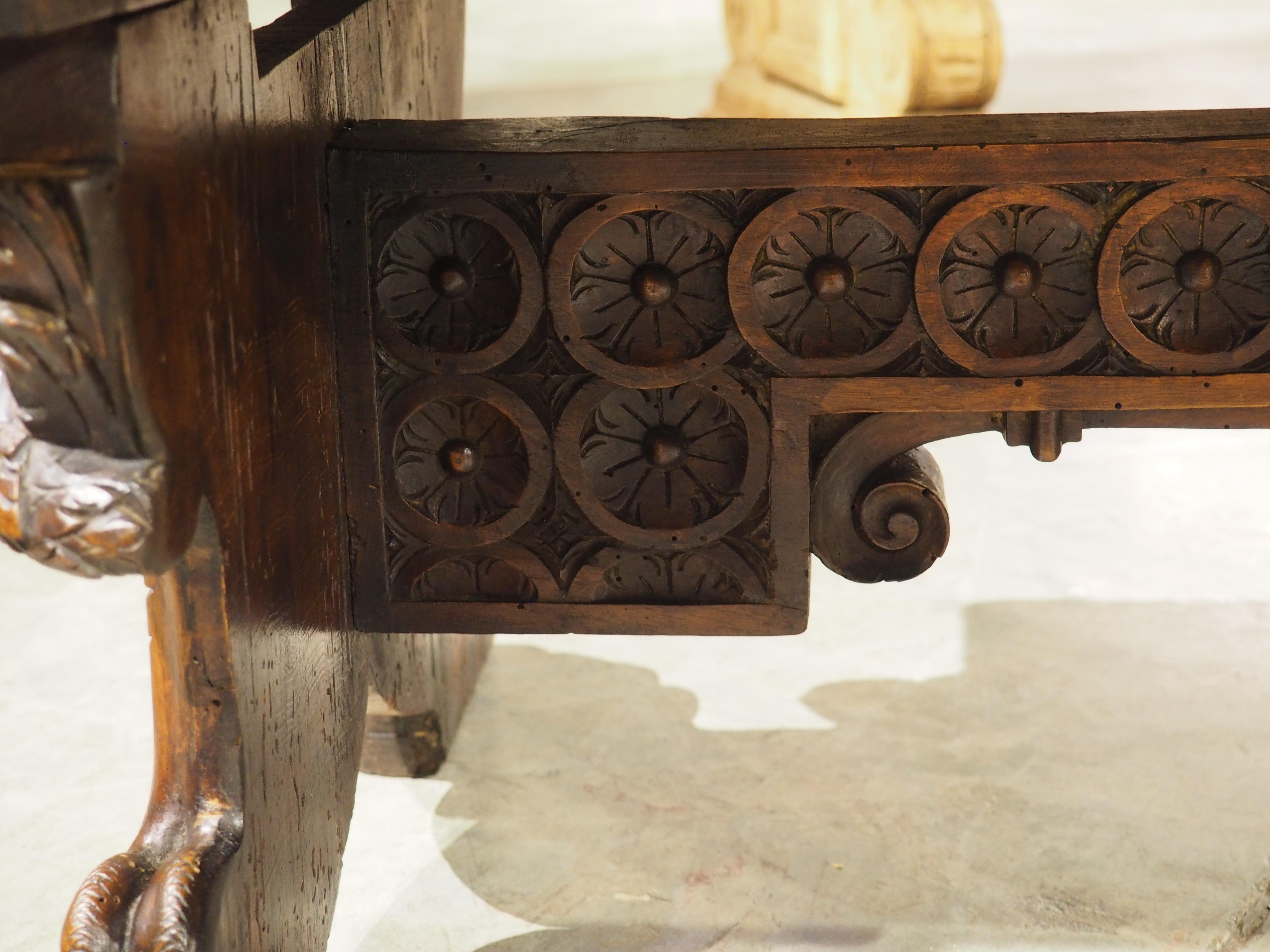 Table basse en noyer italien sculpté de Antique Elements en vente 9