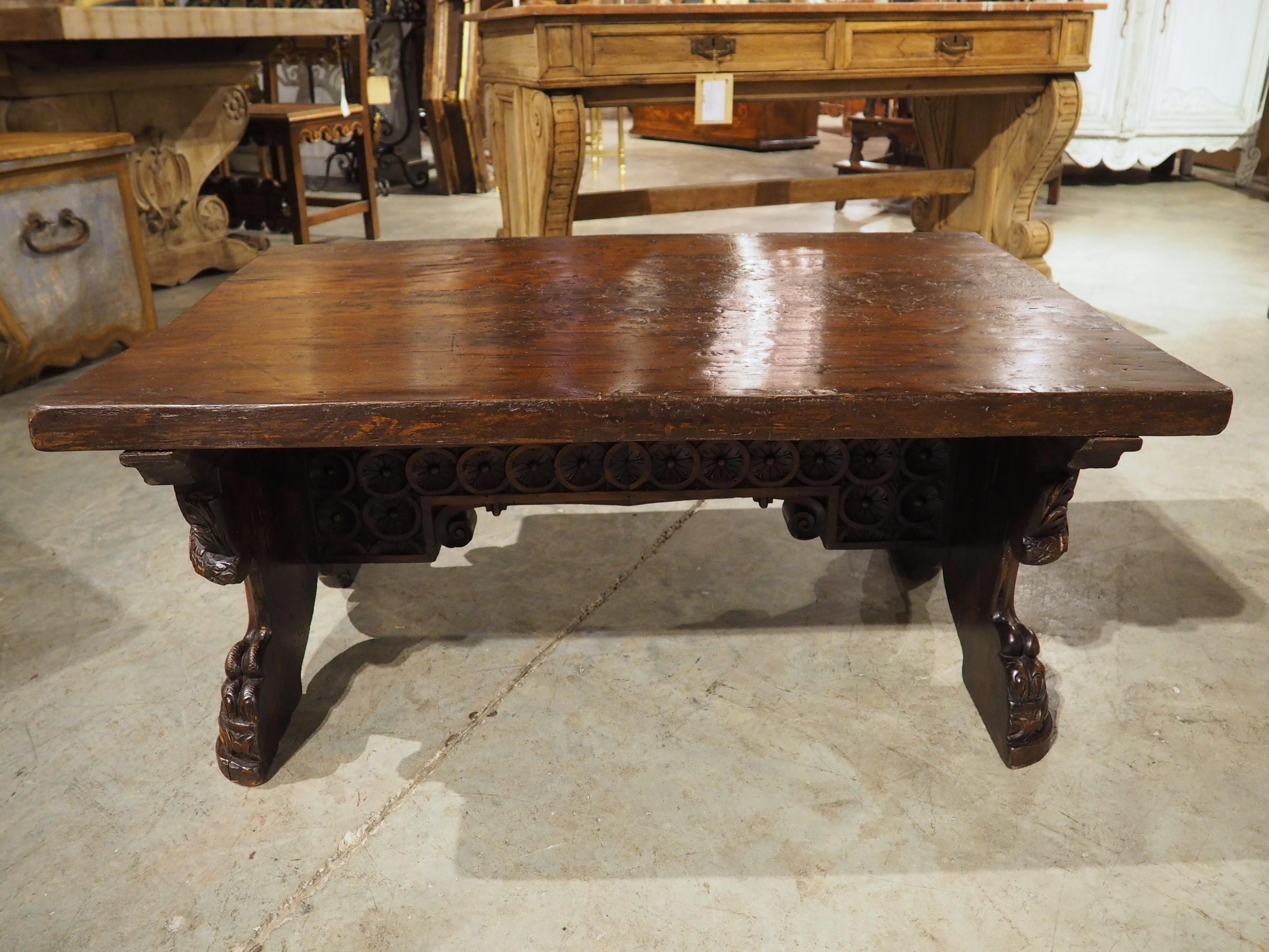 Table basse en noyer italien sculpté de Antique Elements en vente 10