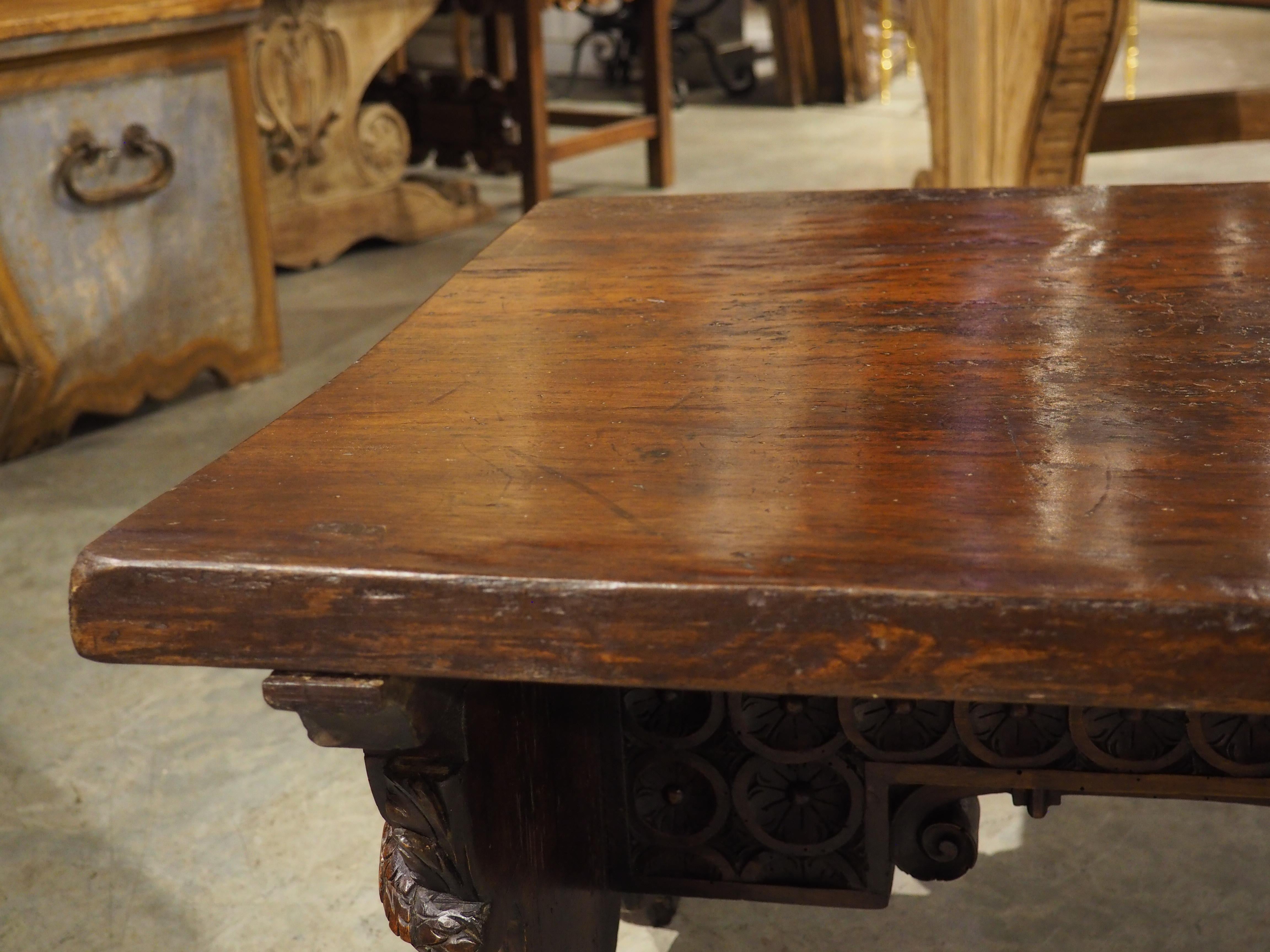 Table basse en noyer italien sculpté de Antique Elements en vente 11