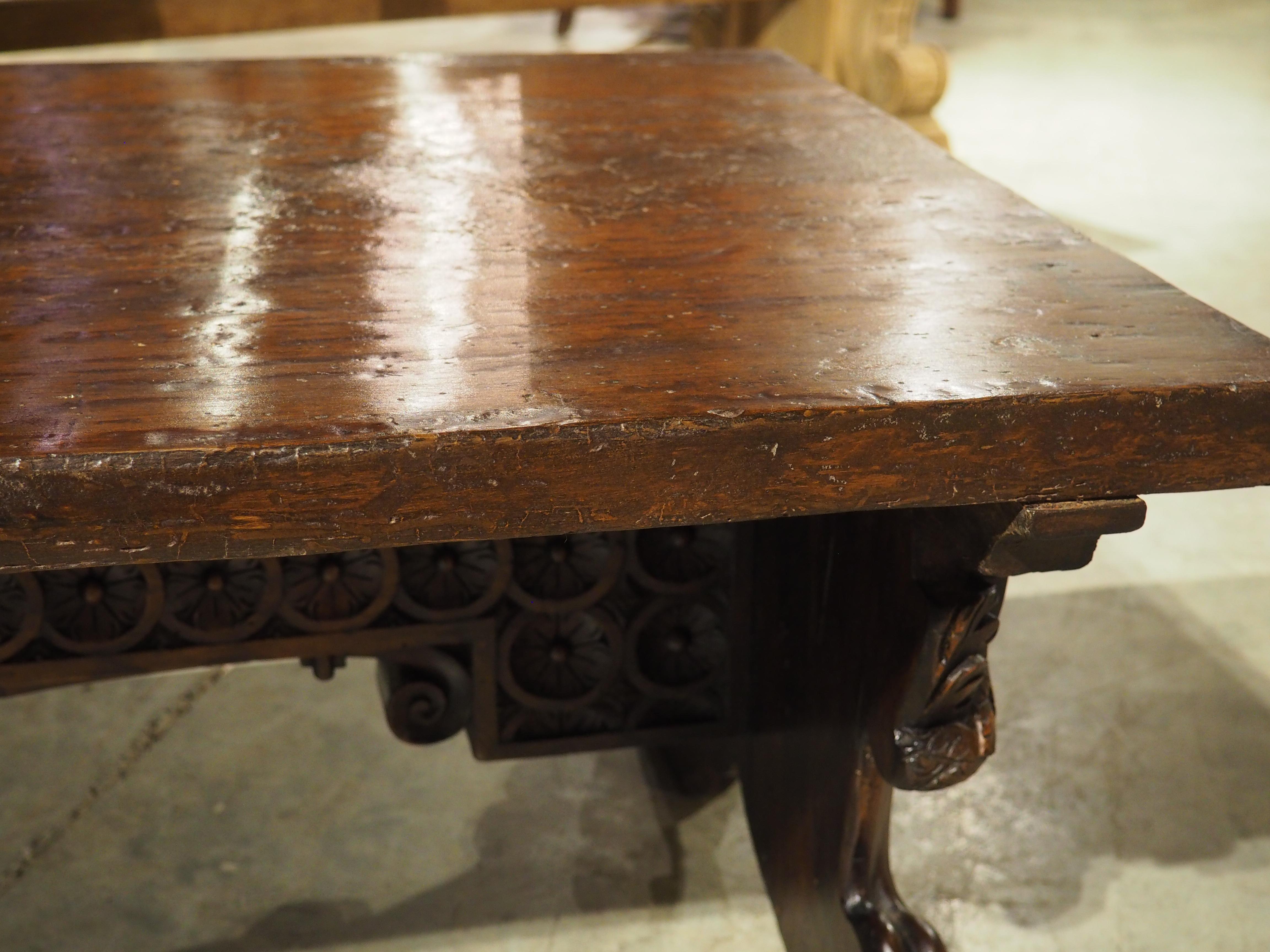 Table basse en noyer italien sculpté de Antique Elements en vente 12