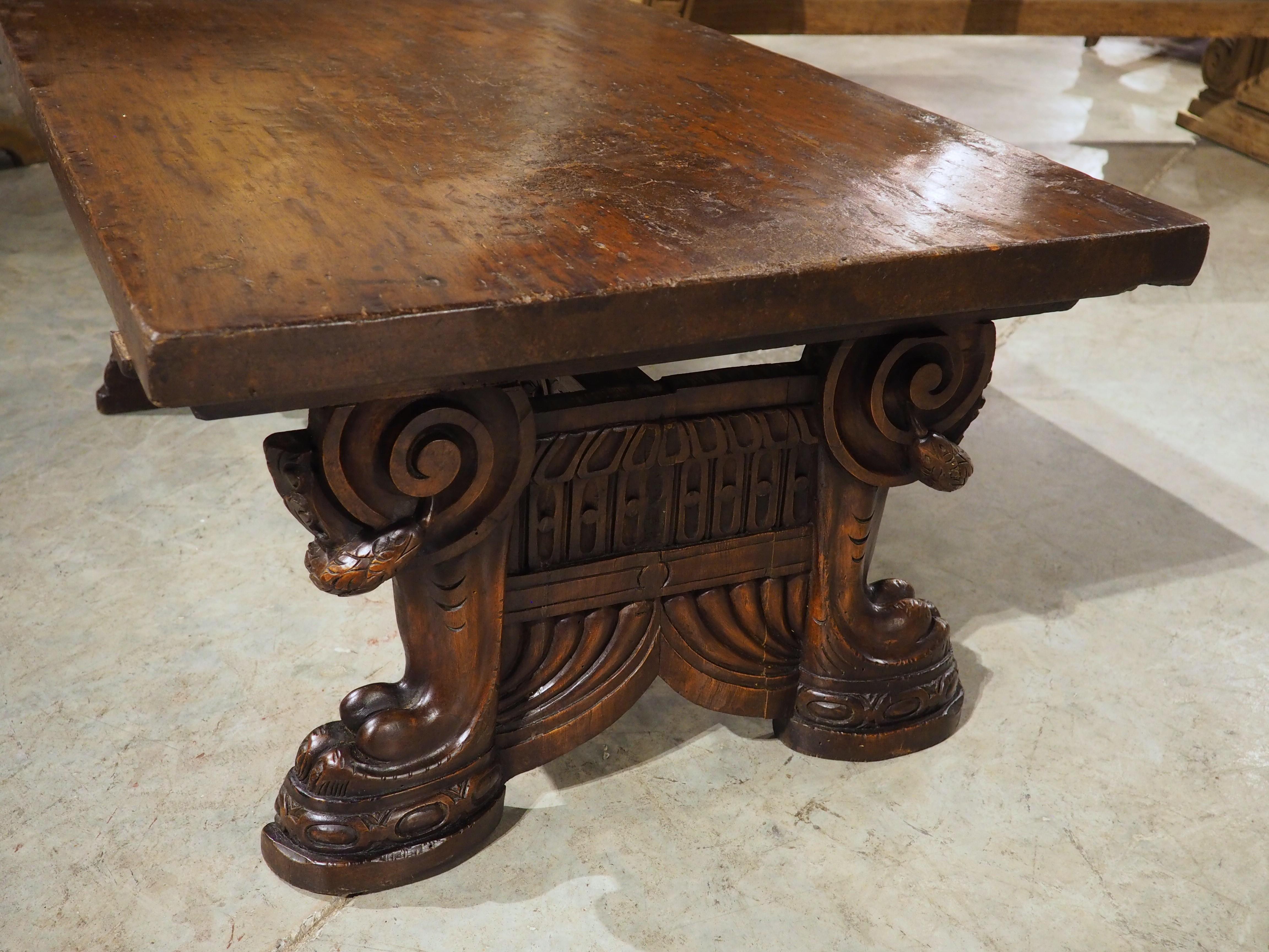 Table basse en noyer italien sculpté de Antique Elements en vente 13
