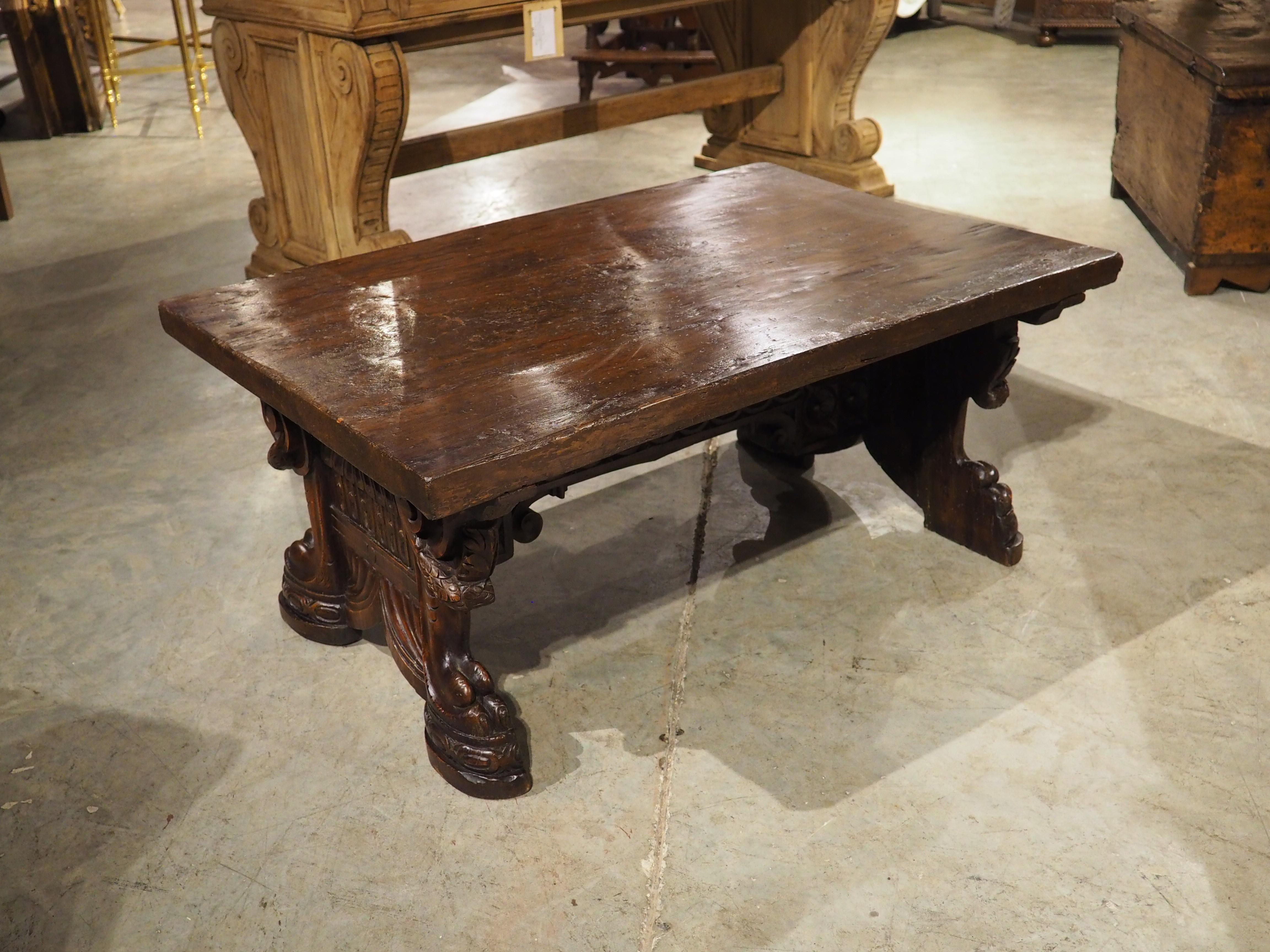 Plus d'informations bientôt...

Cette table basse italienne a été sculptée à la main dans du bois de noyer, dont certains sont vieux de plusieurs siècles.  Le plateau, par exemple, date probablement des années 1600 ou 1700, tandis que les pieds et