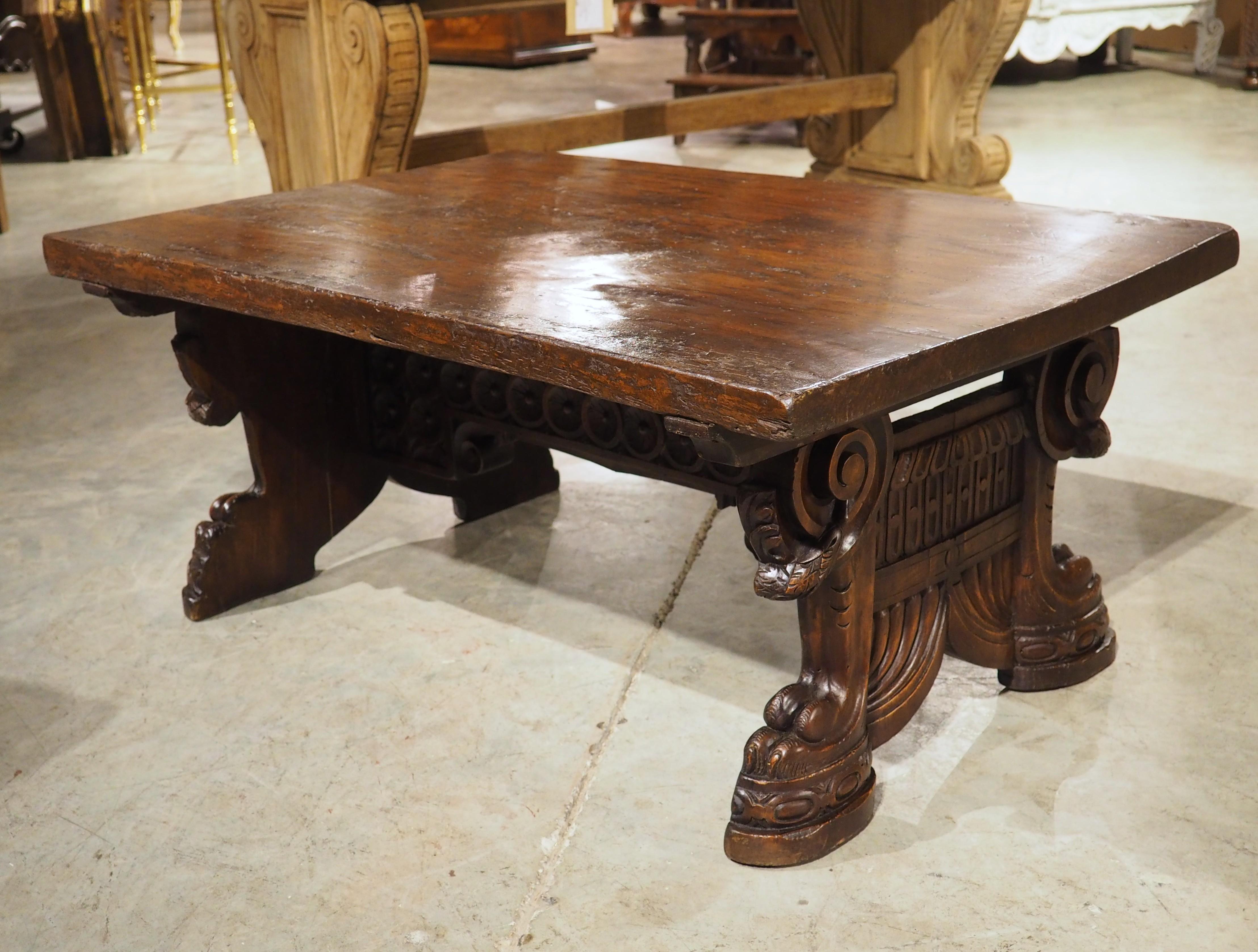 Table basse en noyer italien sculpté de Antique Elements en vente 14