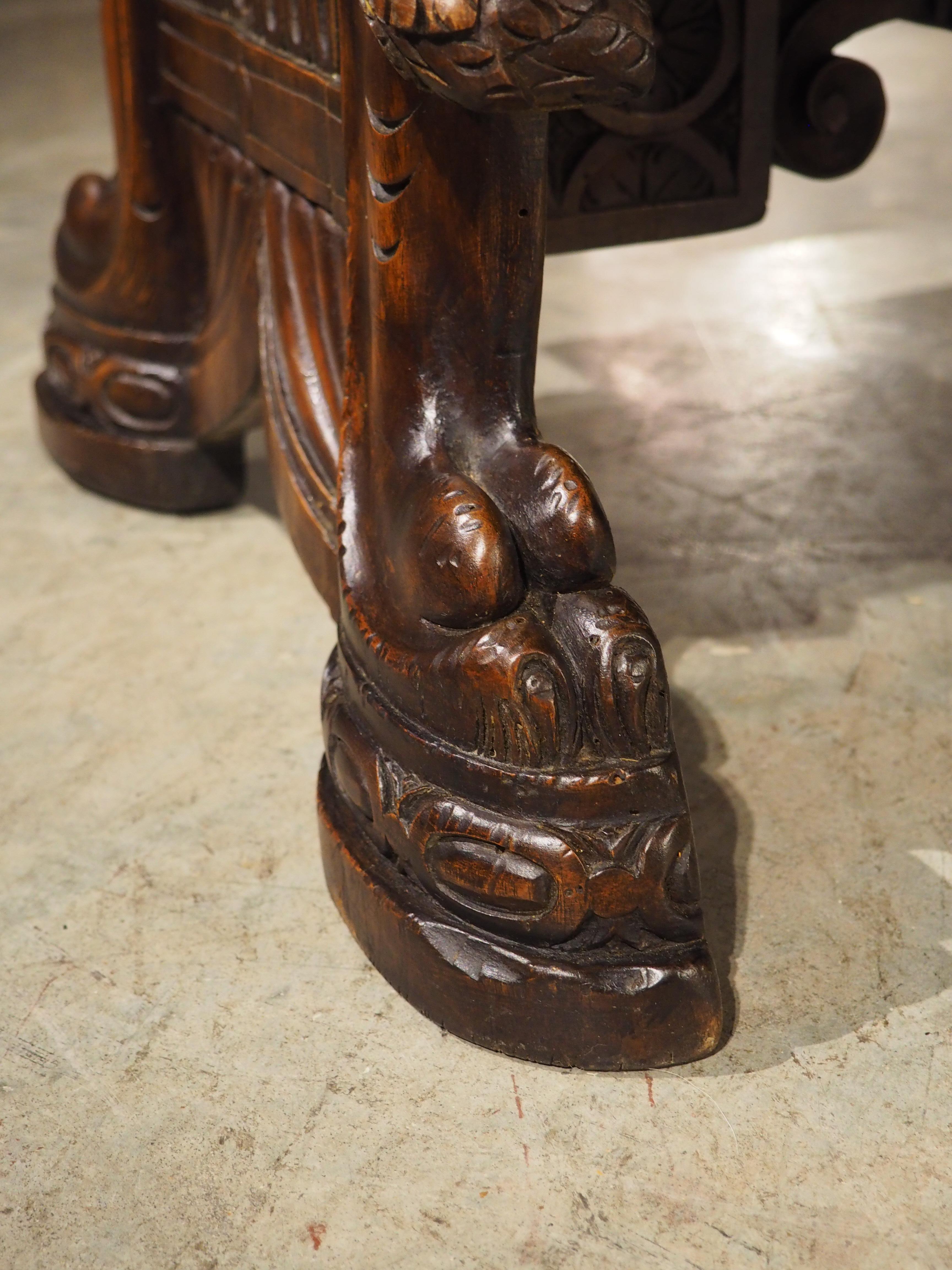 Sculpté à la main Table basse en noyer italien sculpté de Antique Elements en vente