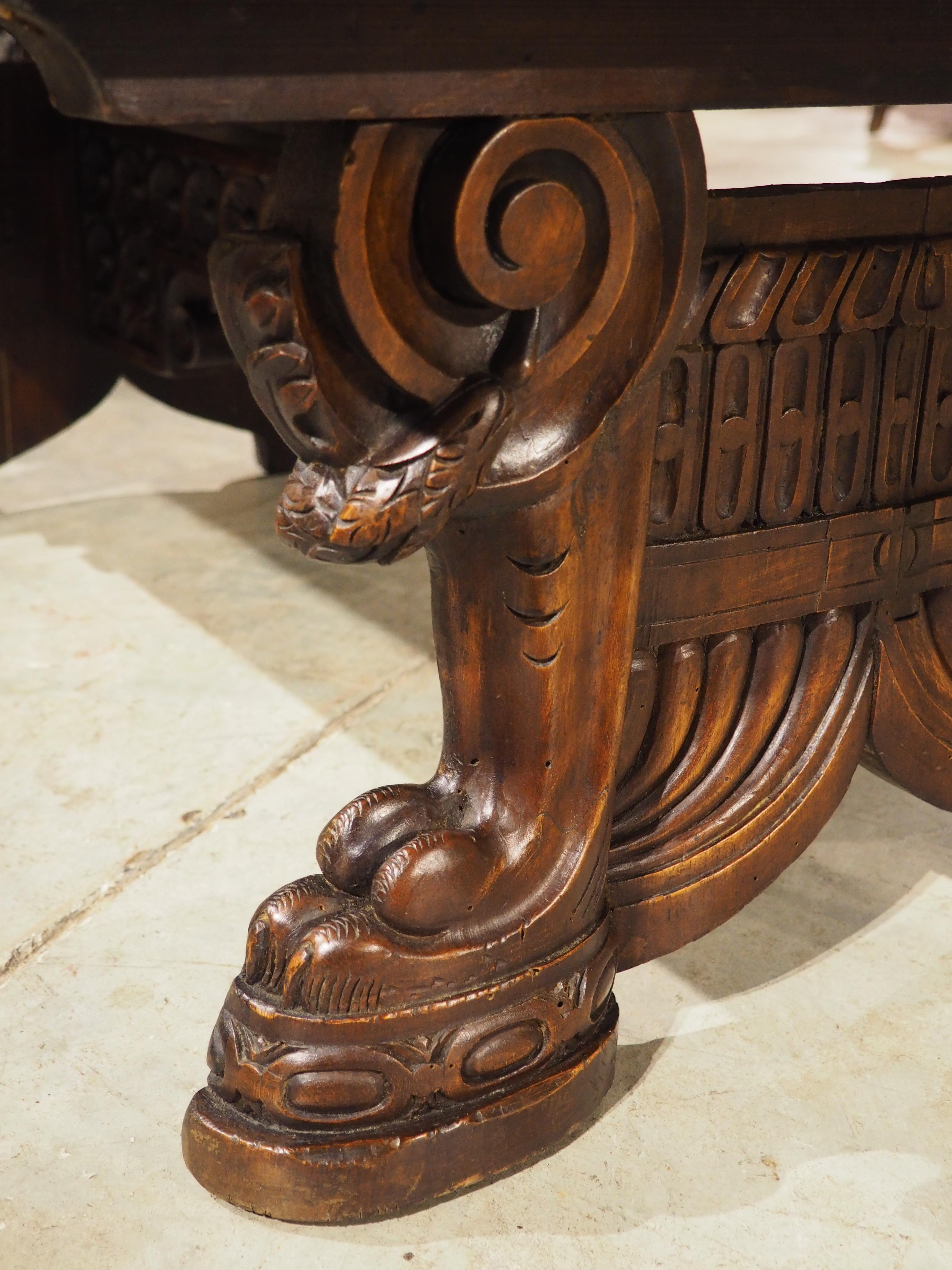 Table basse en noyer italien sculpté de Antique Elements Bon état - En vente à Dallas, TX