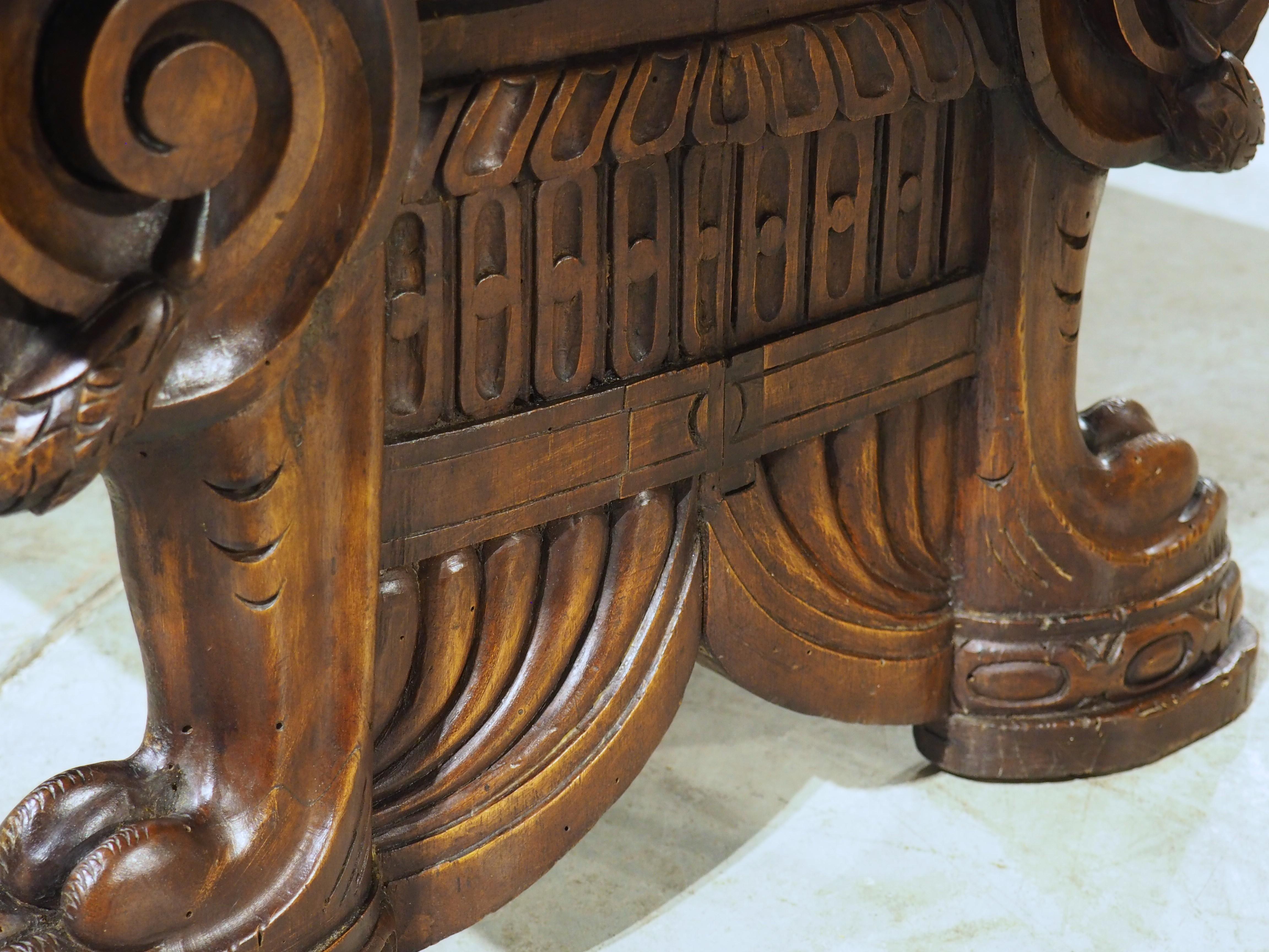 20ième siècle Table basse en noyer italien sculpté de Antique Elements en vente