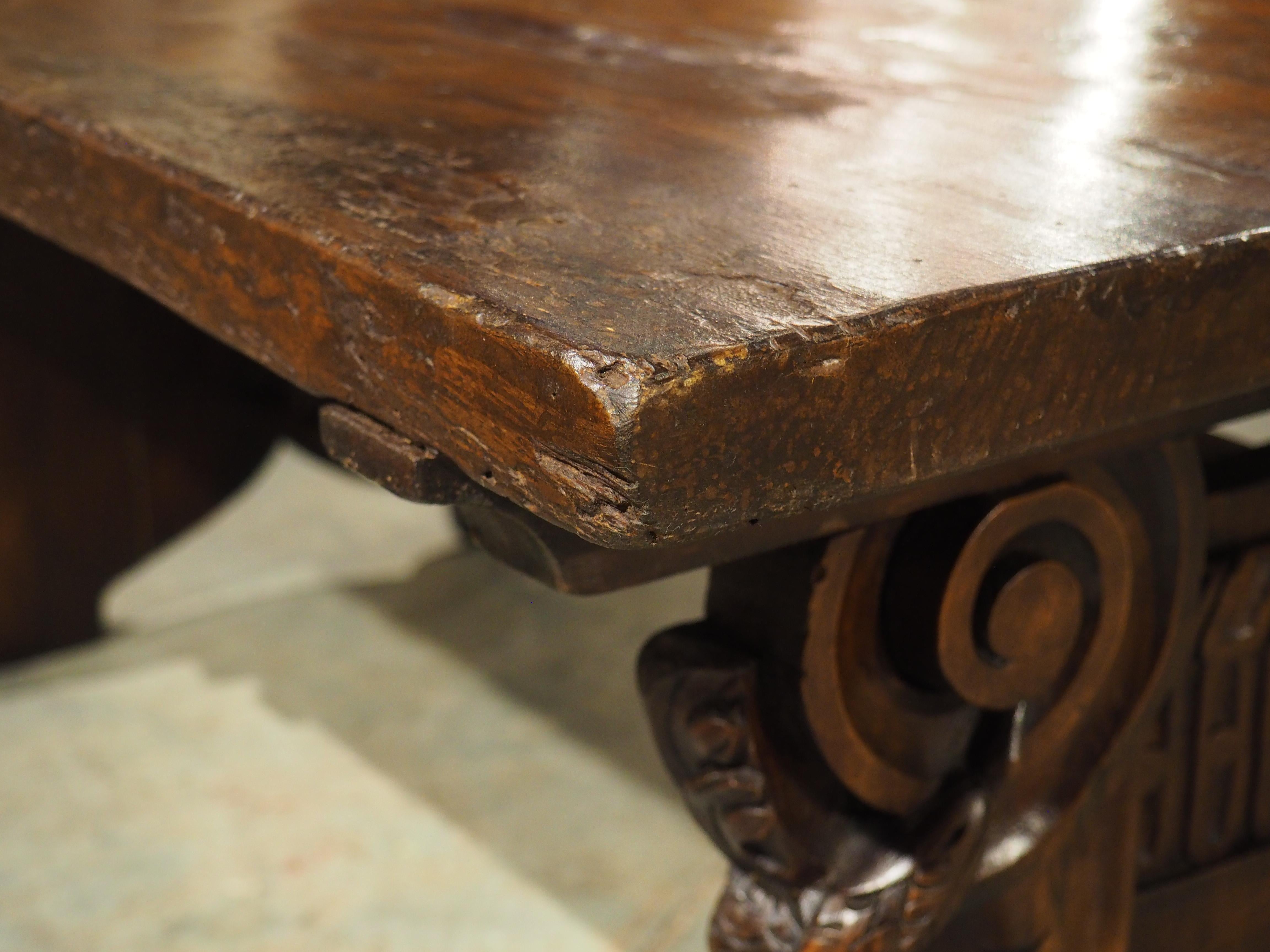 Bois Table basse en noyer italien sculpté de Antique Elements en vente