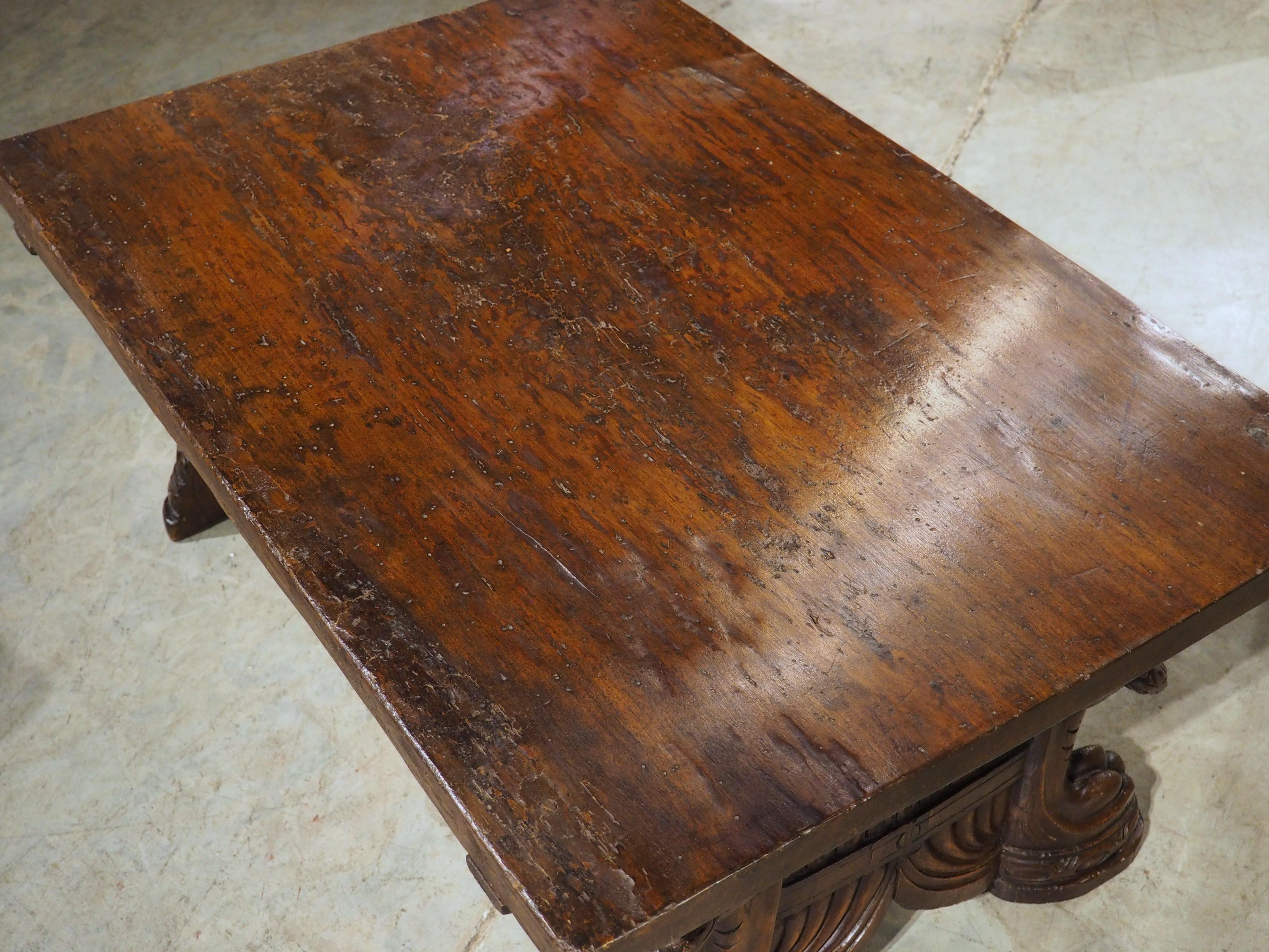 Table basse en noyer italien sculpté de Antique Elements en vente 1