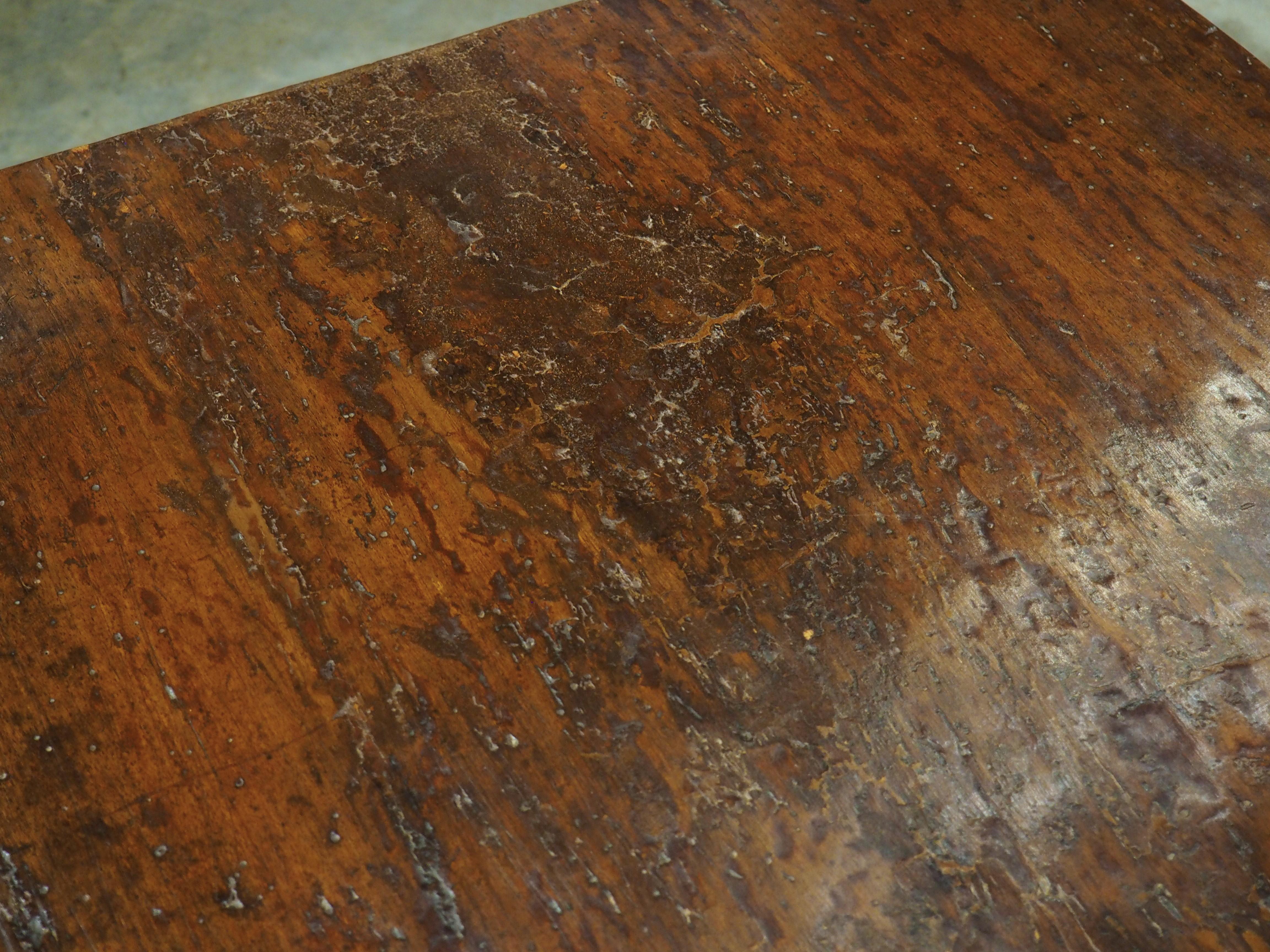 Table basse en noyer italien sculpté de Antique Elements en vente 2