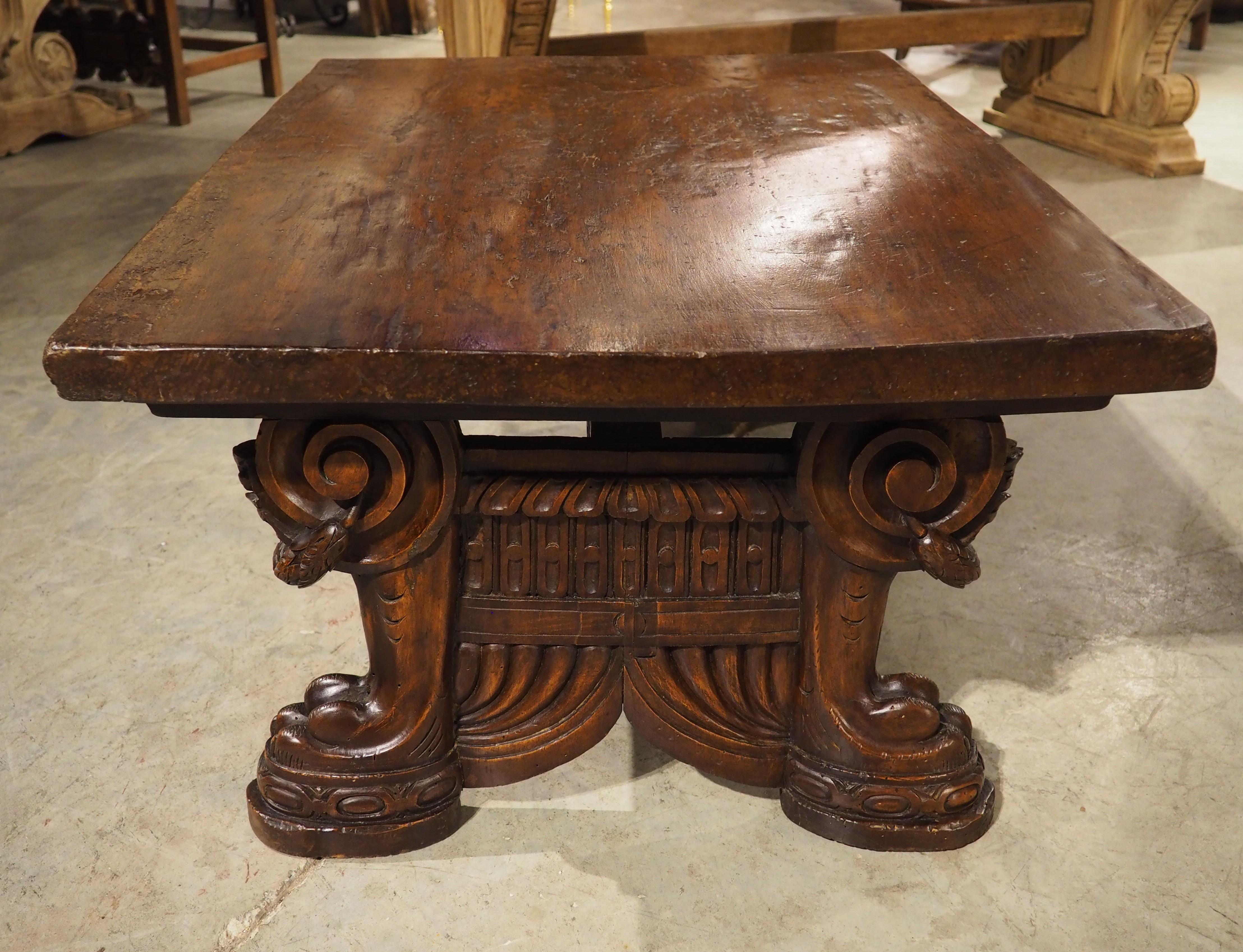 Table basse en noyer italien sculpté de Antique Elements en vente 3