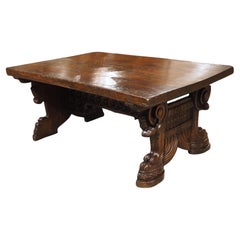 Geschnitzter Couchtisch aus italienischem Nussbaumholz von Antique Elements