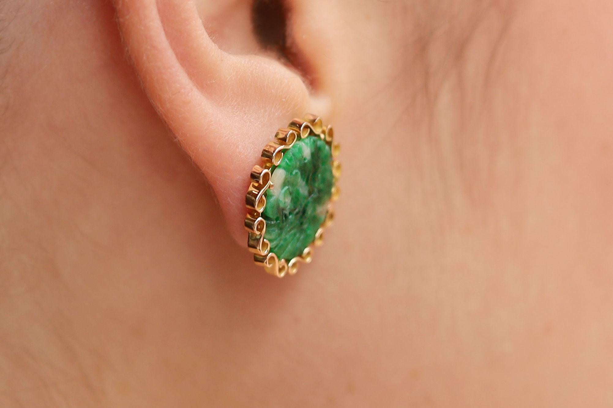 Round Cut Carved Jade & 14k Yellow Gold Vintage Stud Earrings For Sale