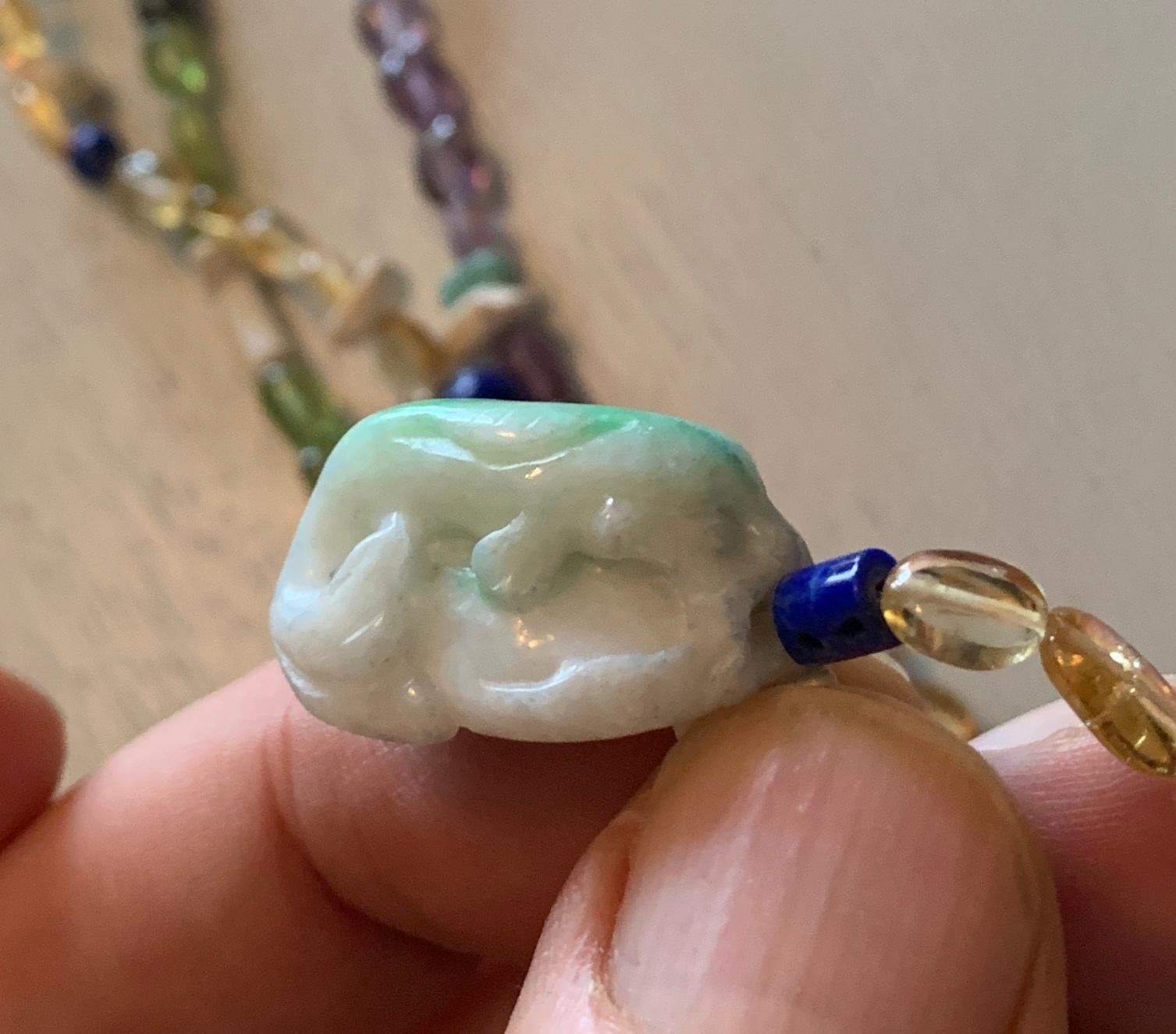 Collier de charme Jade sculpté Ambre Corail Citrine Lapin Singe KOI en vente 4