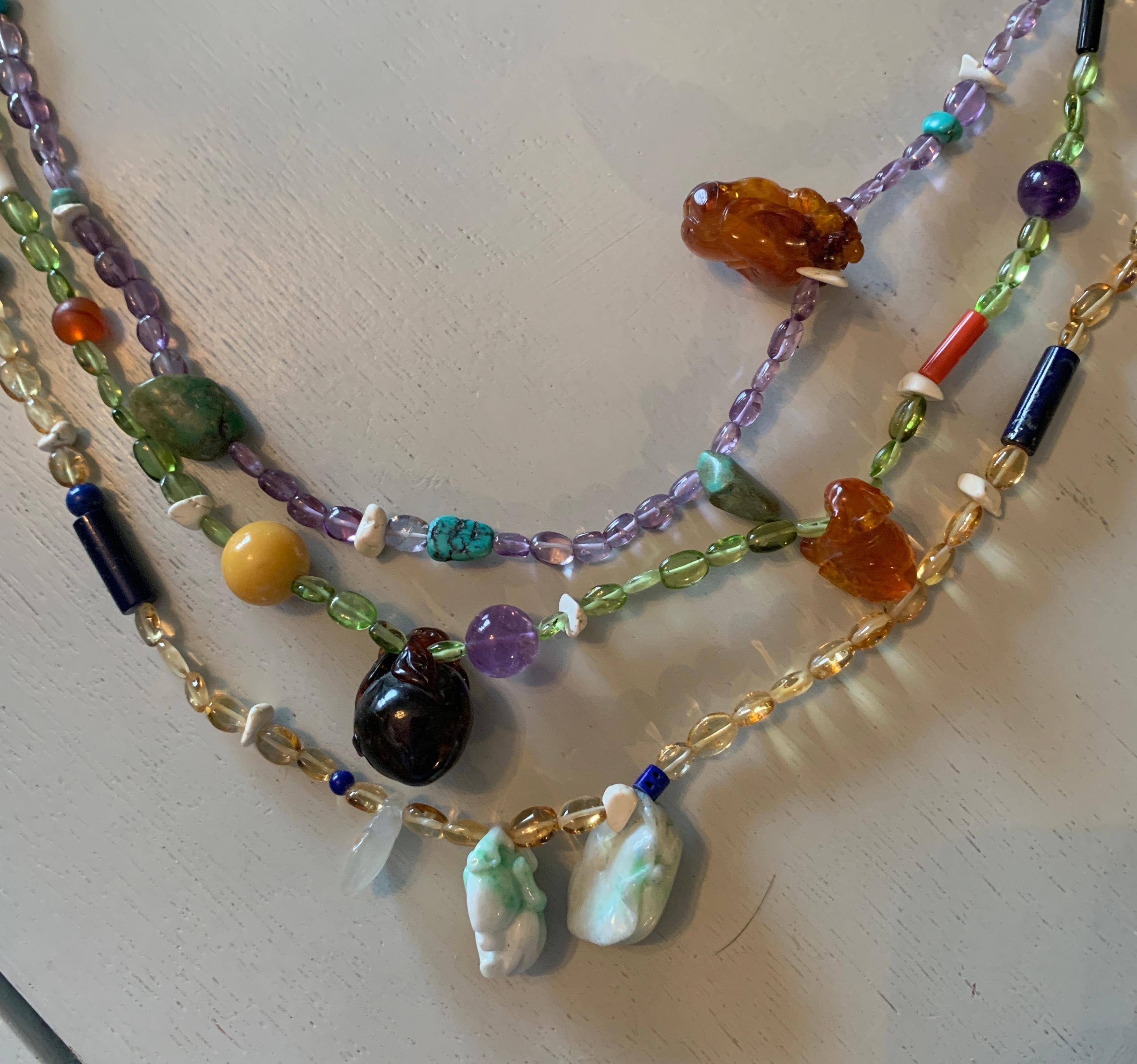 Contemporain Collier de charme Jade sculpté Ambre Corail Citrine Lapin Singe KOI en vente