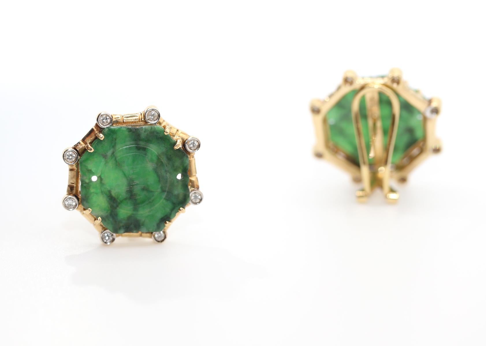 Ohrclips aus geschnitzter Jade und Diamanten aus 18 Karat Gold, 1970 Damen im Angebot