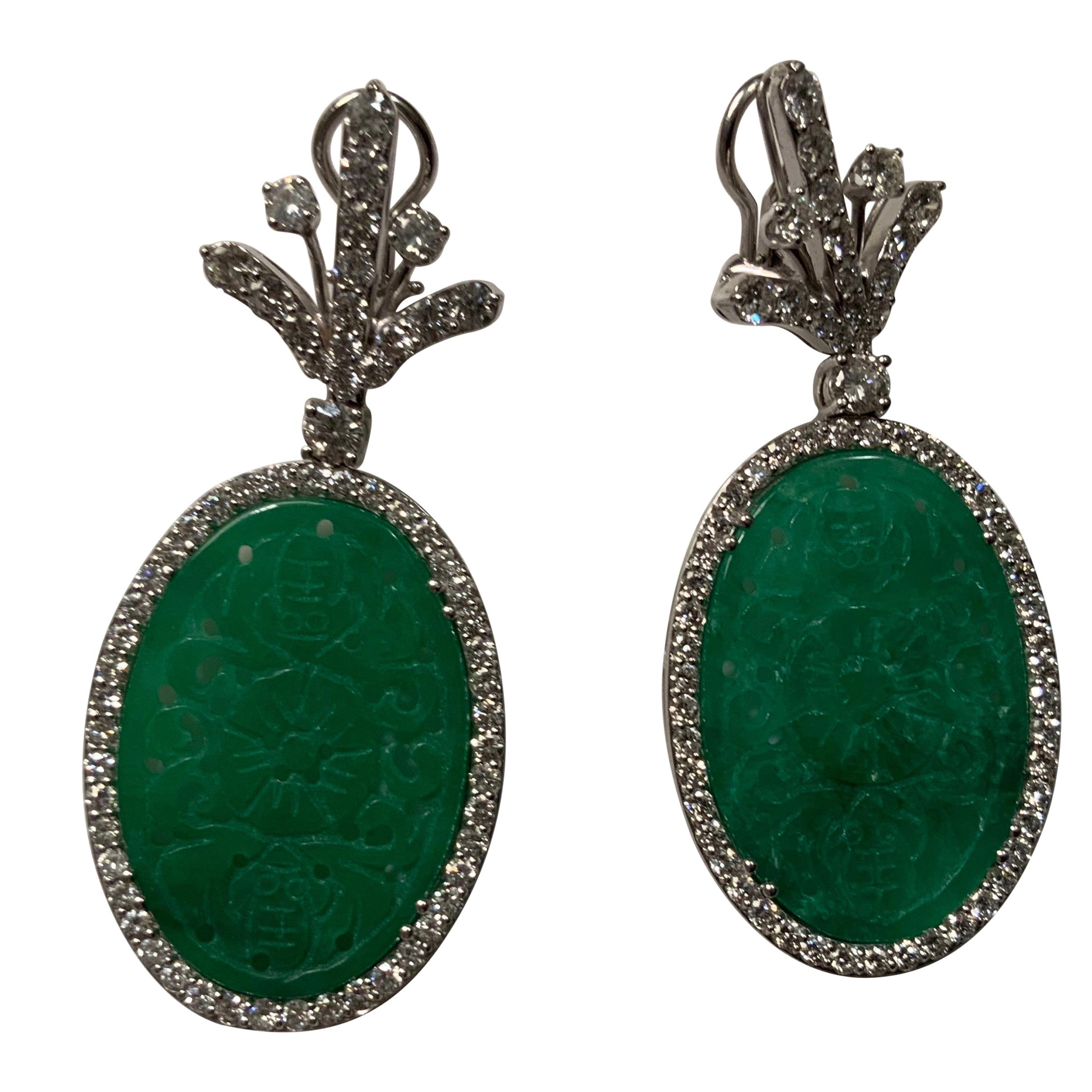 Boucles d'oreilles pendantes en jade sculpté et diamants