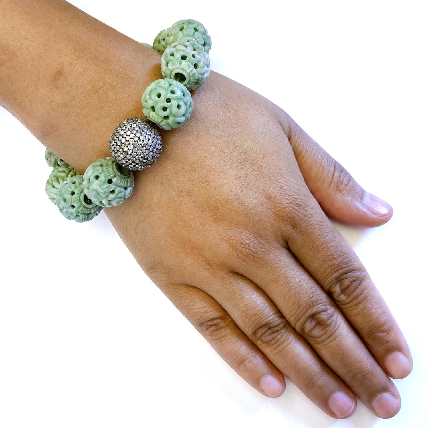 Questo bracciale estensibile in argento con giada scolpita e pavé di diamanti è un pezzo molto bello da vedere. Le perle di diamante Pave e le perle di giada hanno una dimensione di 16 mm.


Silver:15.59gms
Diamond:8.67cts
Jade:224cts
