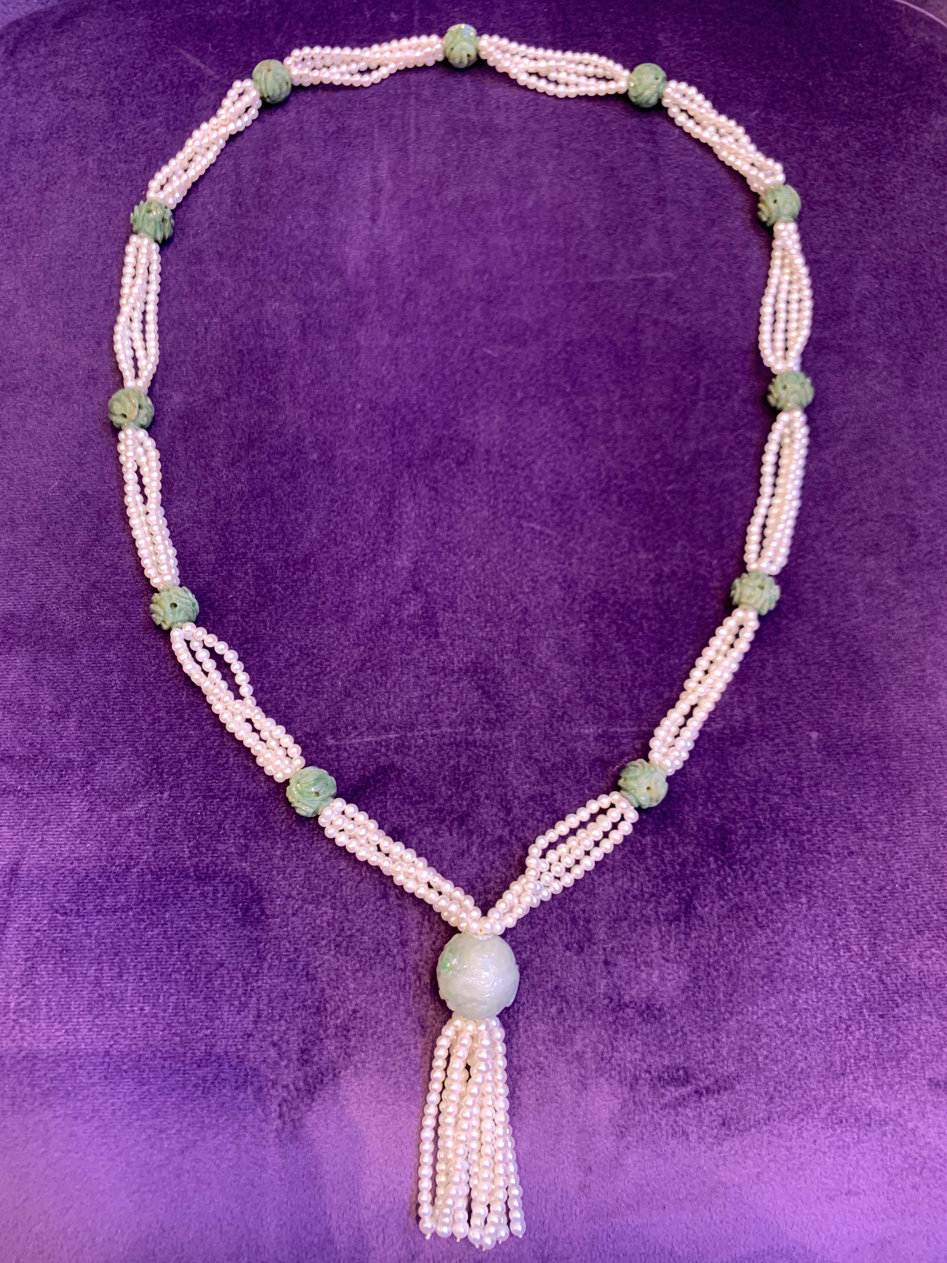 Halskette mit geschnitzter Jade und Perlenquaste  im Angebot 1
