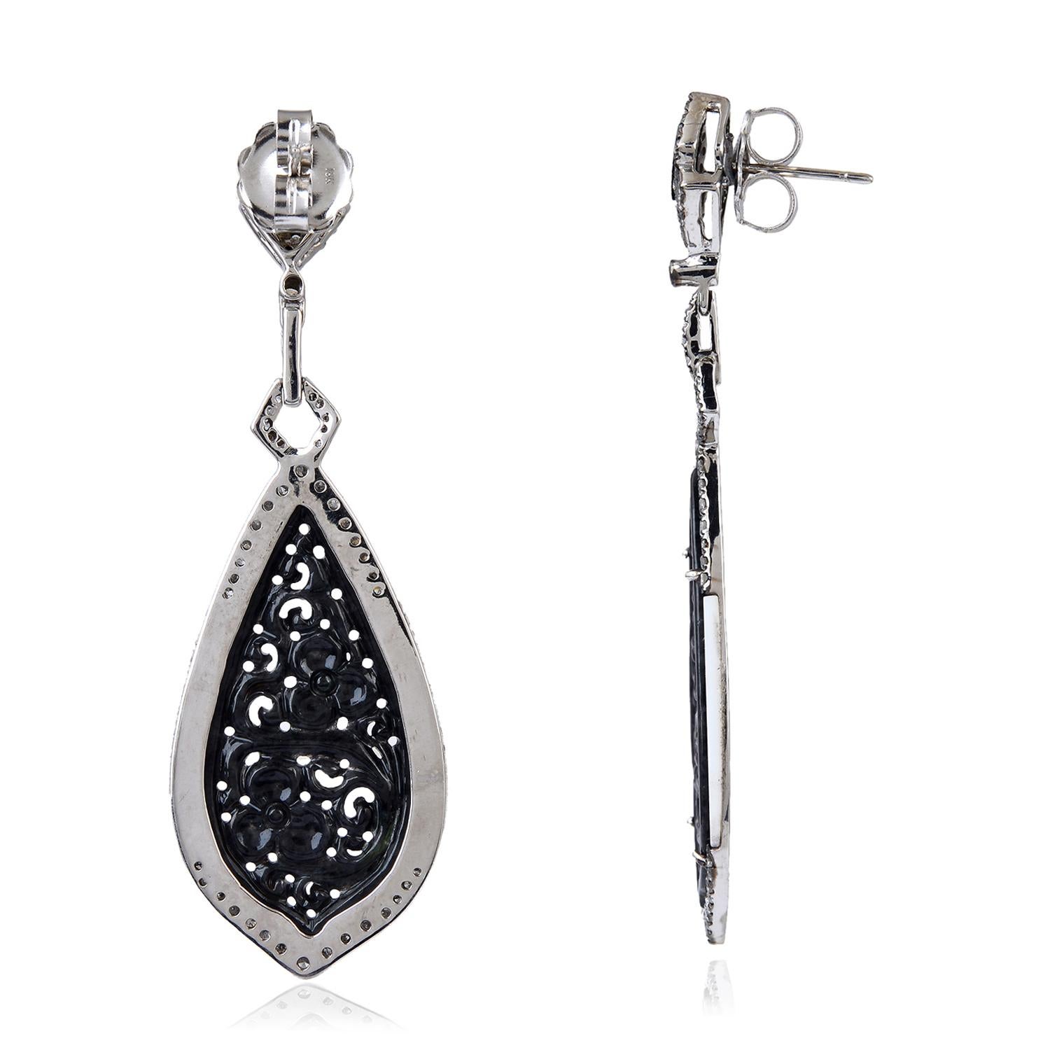 Geschnitzter Ohrring aus Jade und schwarzem Onyx mit Diamant und weißem Achat in 18k Gold & Silber (Gemischter Schliff) im Angebot