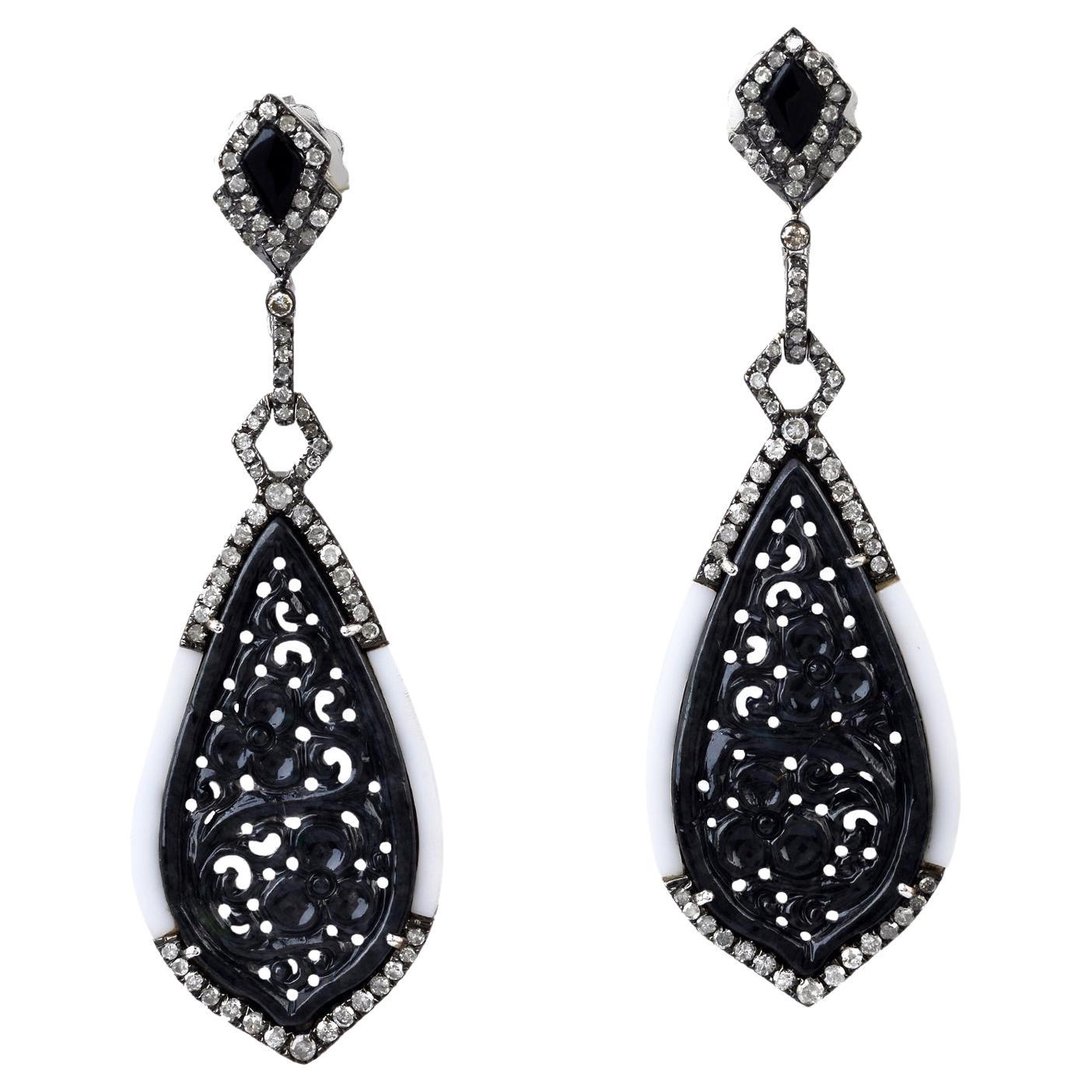 Geschnitzter Ohrring aus Jade und schwarzem Onyx mit Diamant und weißem Achat in 18k Gold & Silber