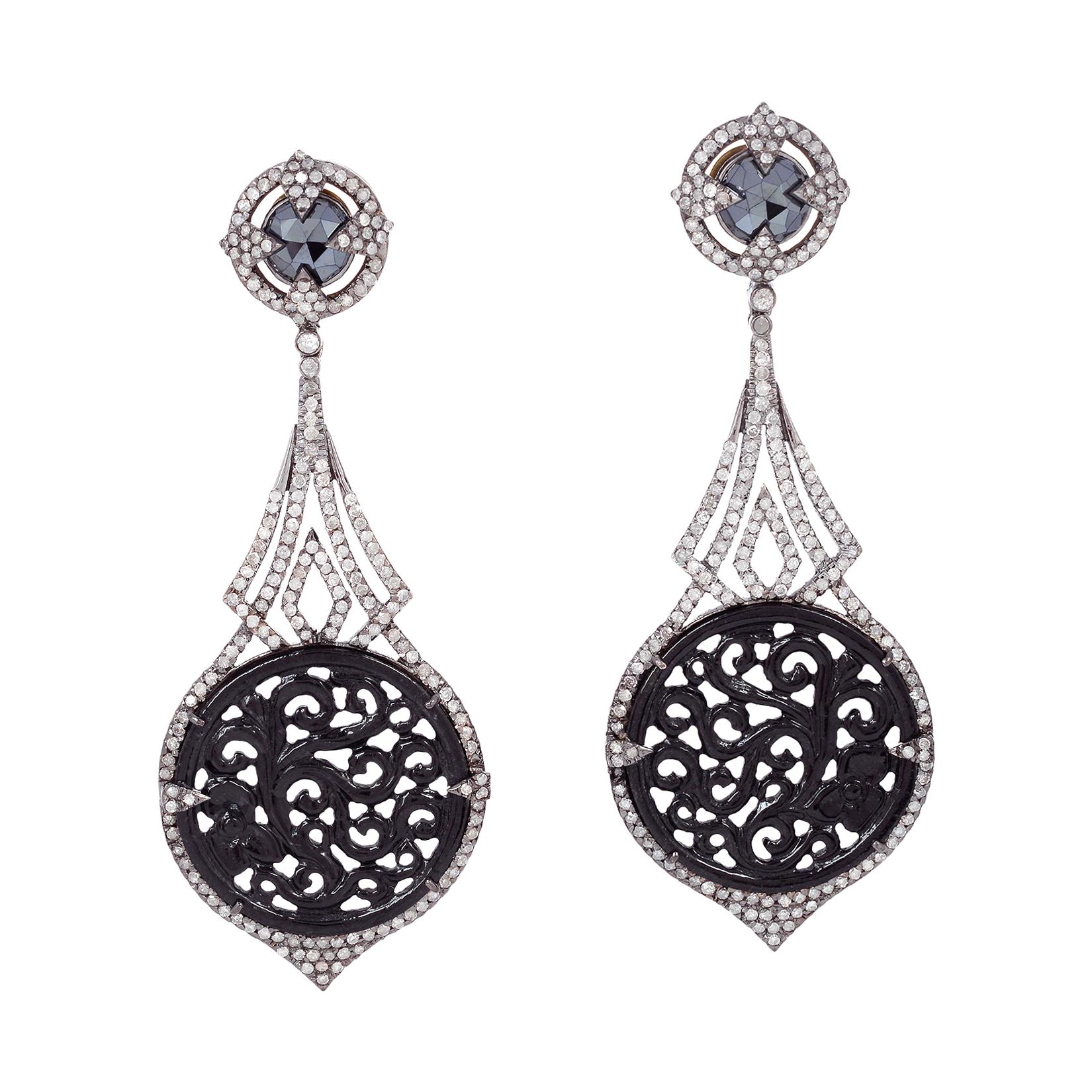 Boucles d'oreilles en or et argent 18 carats avec jade sculpté et spinelle noire et diamants en vente