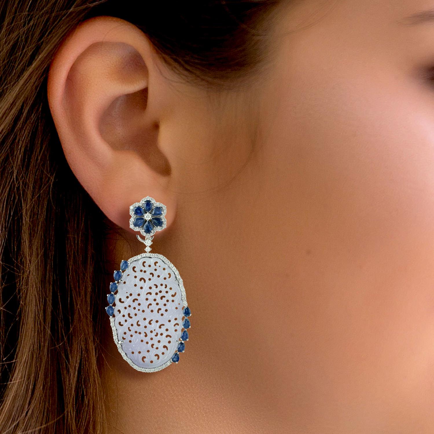 Ces superbes boucles d'oreilles en jade sculpté à la main sont fabriquées en or 18 carats. Elle est sertie de 38,87 carats de jade, de 4,91 carats de saphir bleu et de 1,23 carat de diamants étincelants.

SUIVRE  La vitrine de MEGHNA JEWELS pour