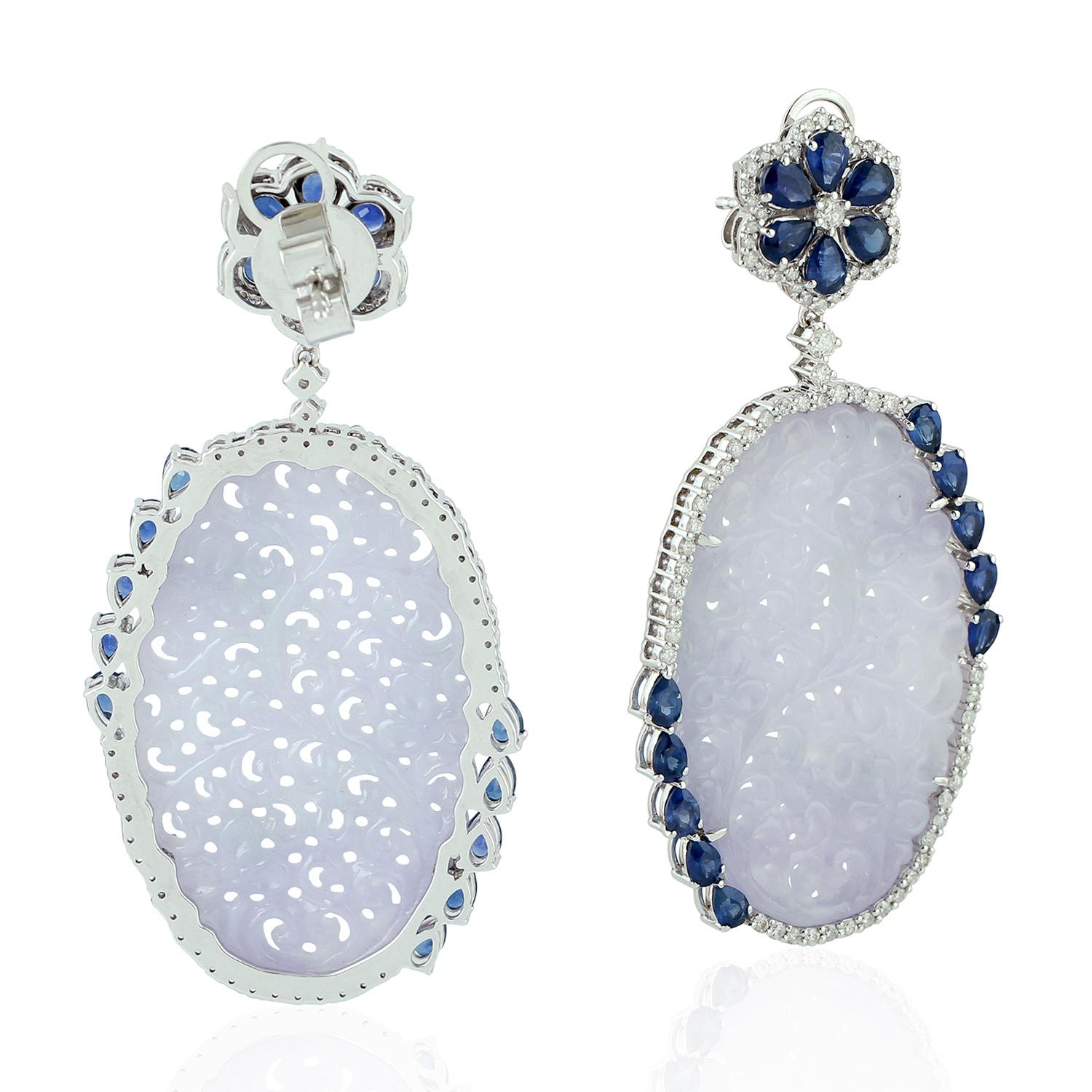 Artisan Boucles d'oreilles en or 18 carats et diamants avec jade sculpté et saphir bleu en vente