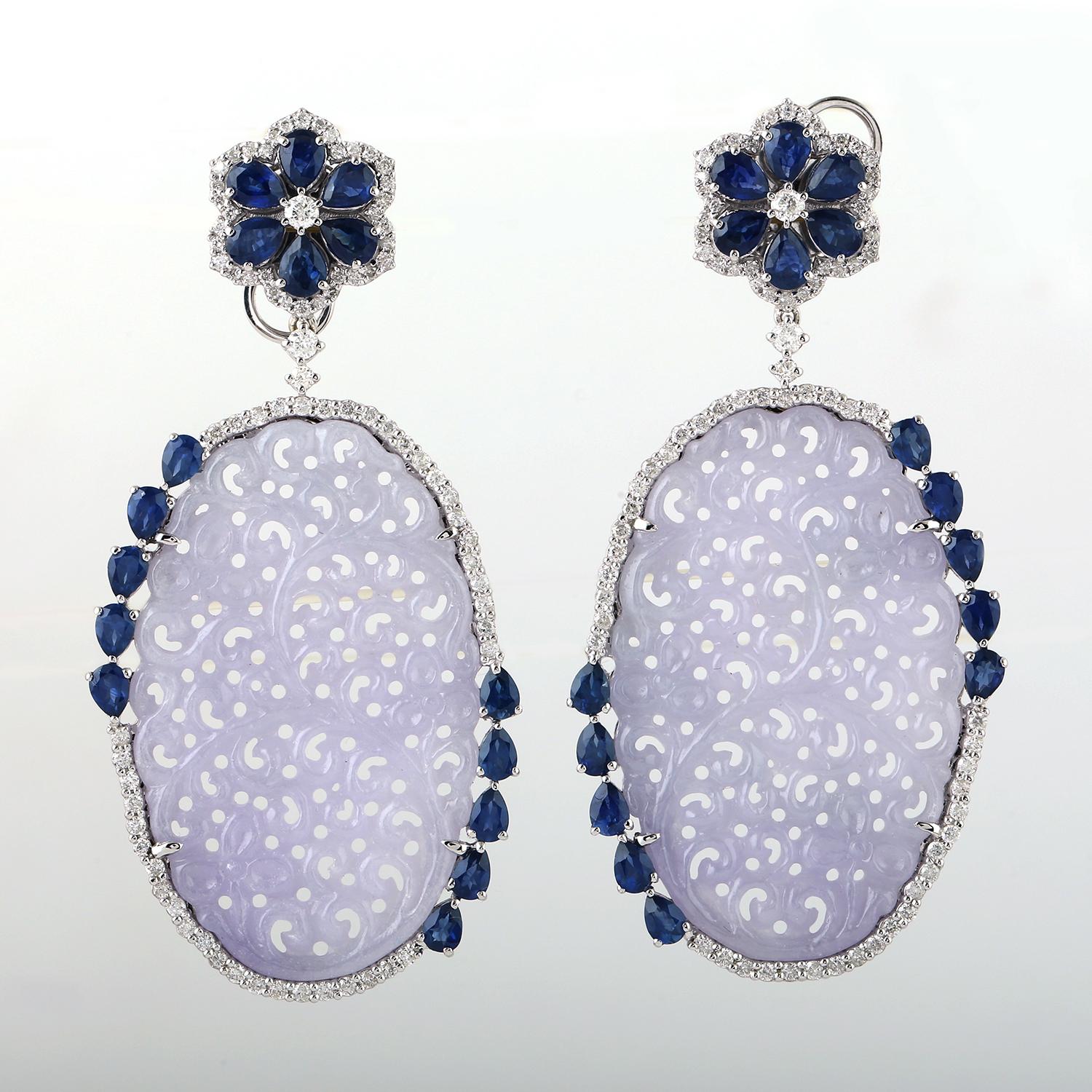 Taille mixte Boucles d'oreilles en or 18 carats et diamants avec jade sculpté et saphir bleu en vente