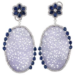 Boucles d'oreilles en or 18 carats et diamants avec jade sculpté et saphir bleu