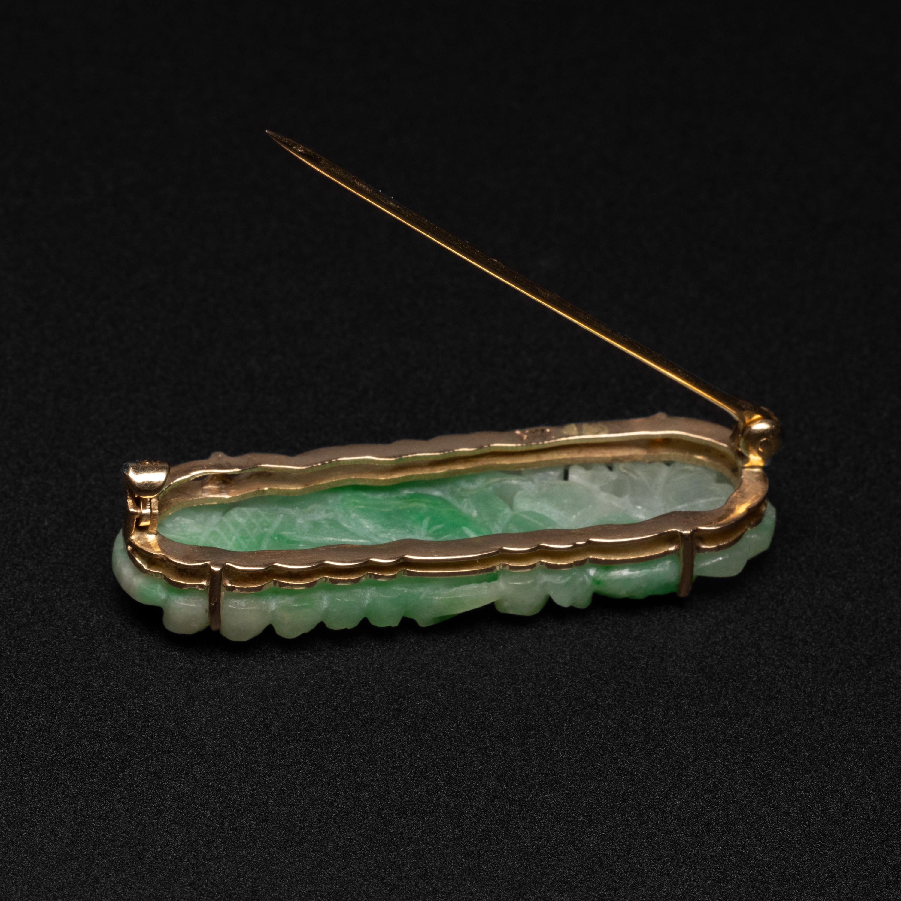 Geschnitzte Jade-Brosche, zertifiziert unbehandelt, Mitte des Jahrhunderts (Moderne) im Angebot
