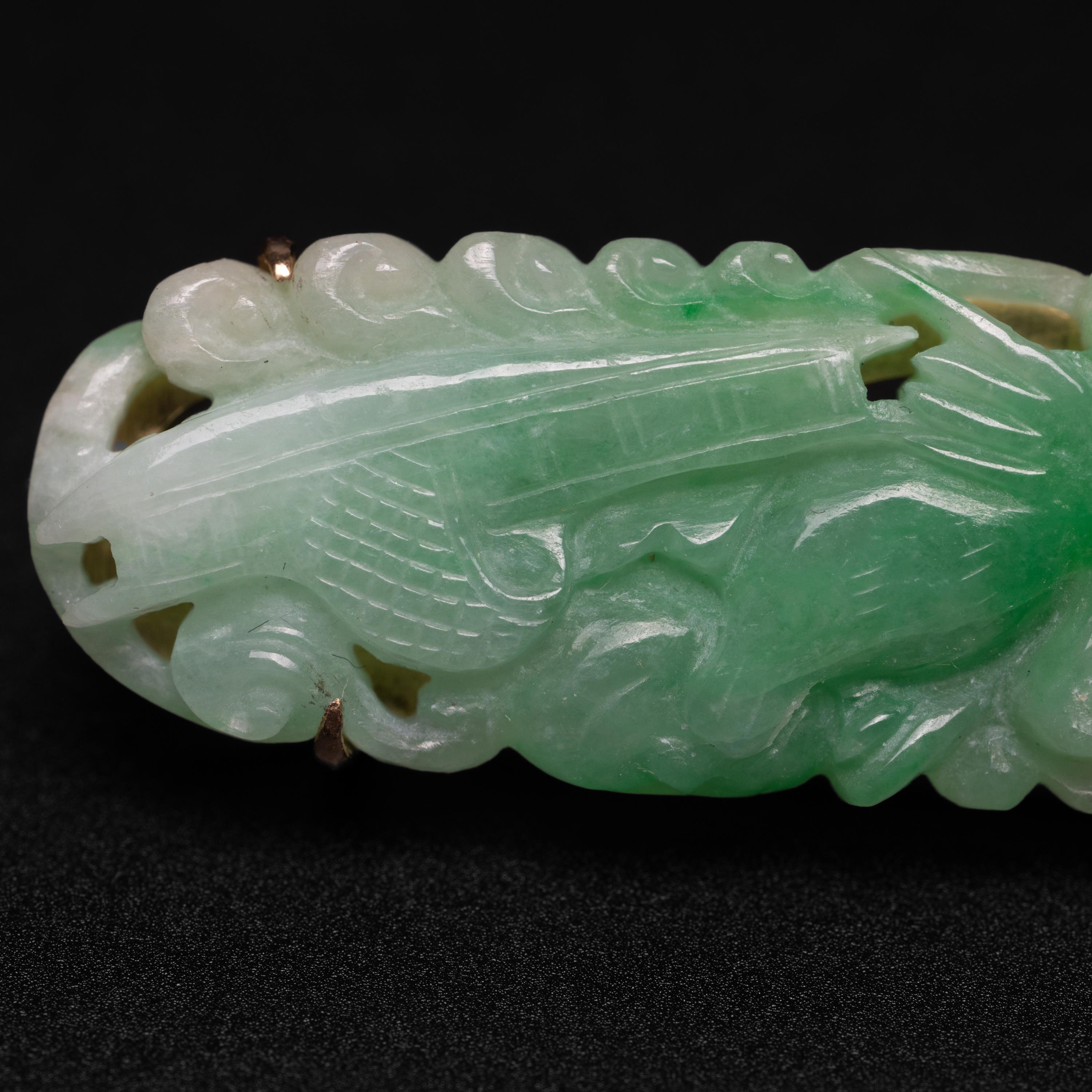 Geschnitzte Jade-Brosche, zertifiziert unbehandelt, Mitte des Jahrhunderts (Ovalschliff) im Angebot