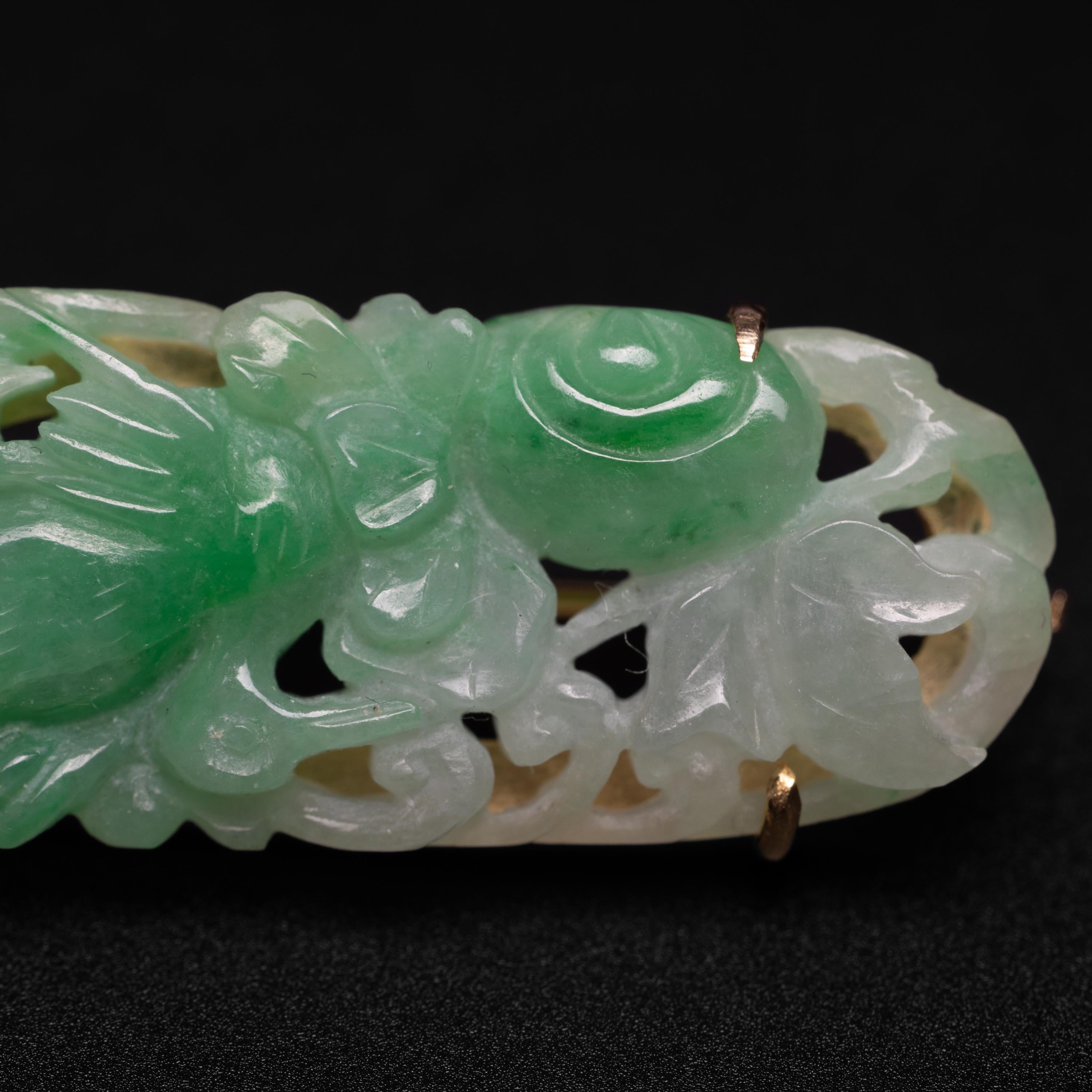 Geschnitzte Jade-Brosche, zertifiziert unbehandelt, Mitte des Jahrhunderts im Zustand „Hervorragend“ im Angebot in Southbury, CT