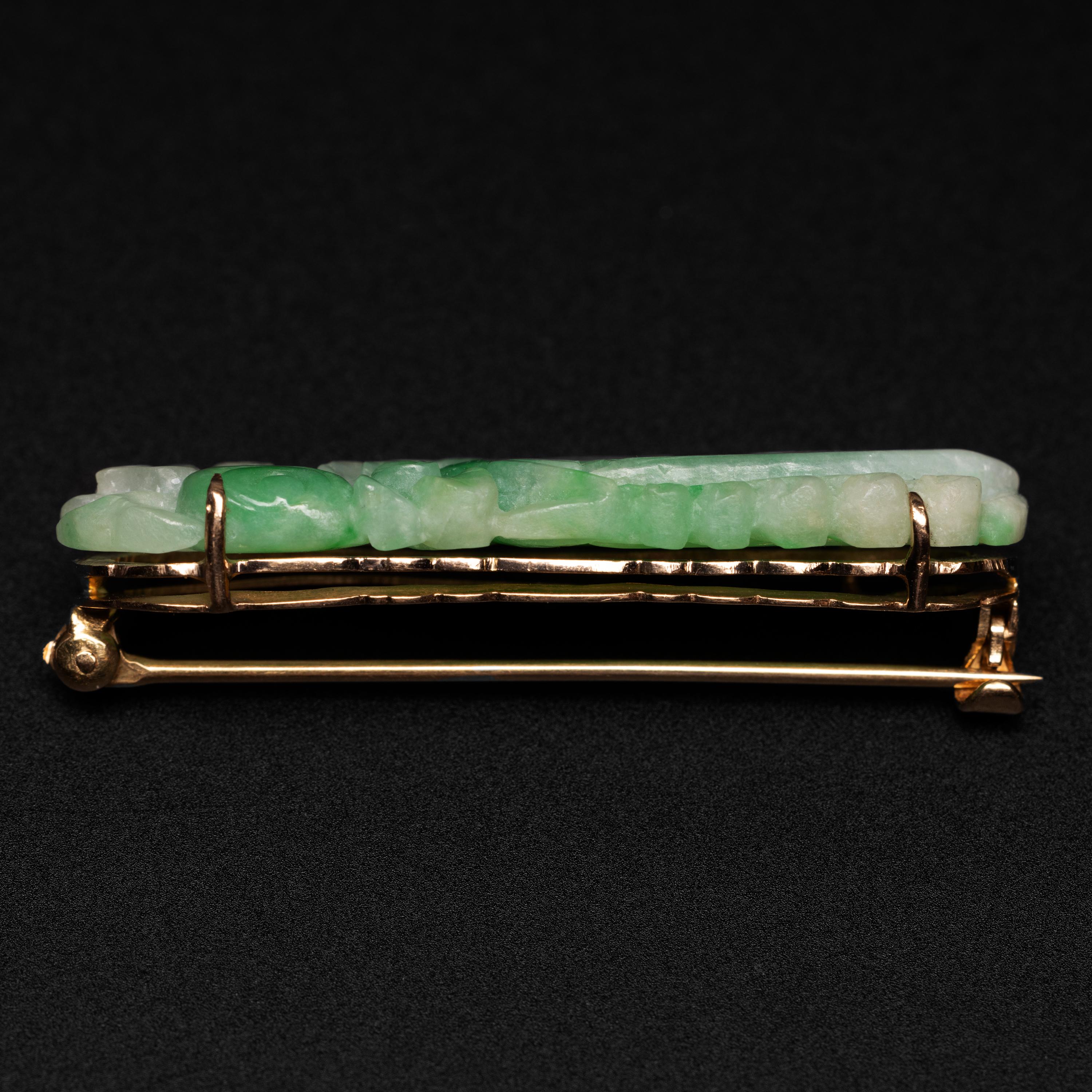Geschnitzte Jade-Brosche, zertifiziert unbehandelt, Mitte des Jahrhunderts für Damen oder Herren im Angebot