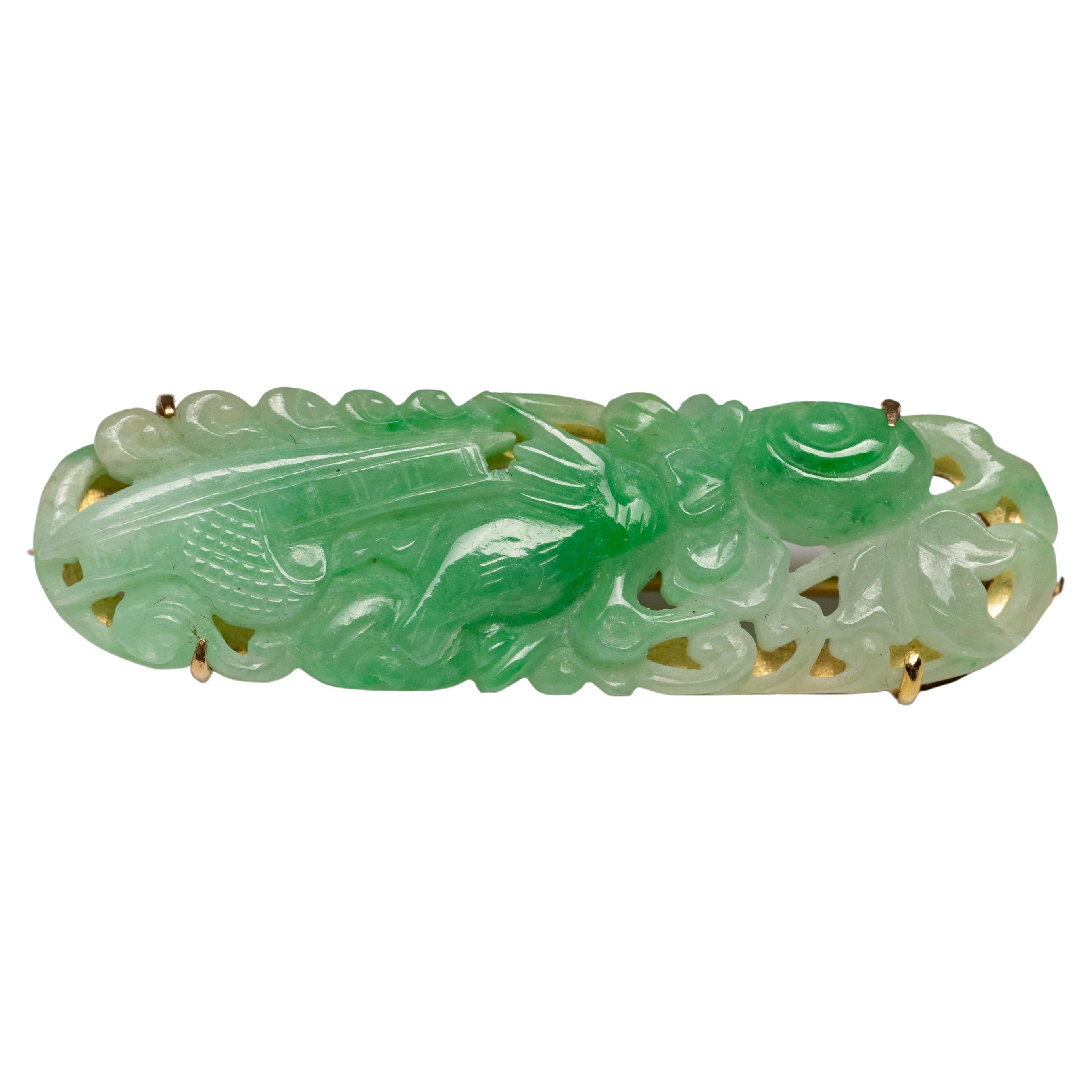 Geschnitzte Jade-Brosche, zertifiziert unbehandelt, Mitte des Jahrhunderts im Angebot