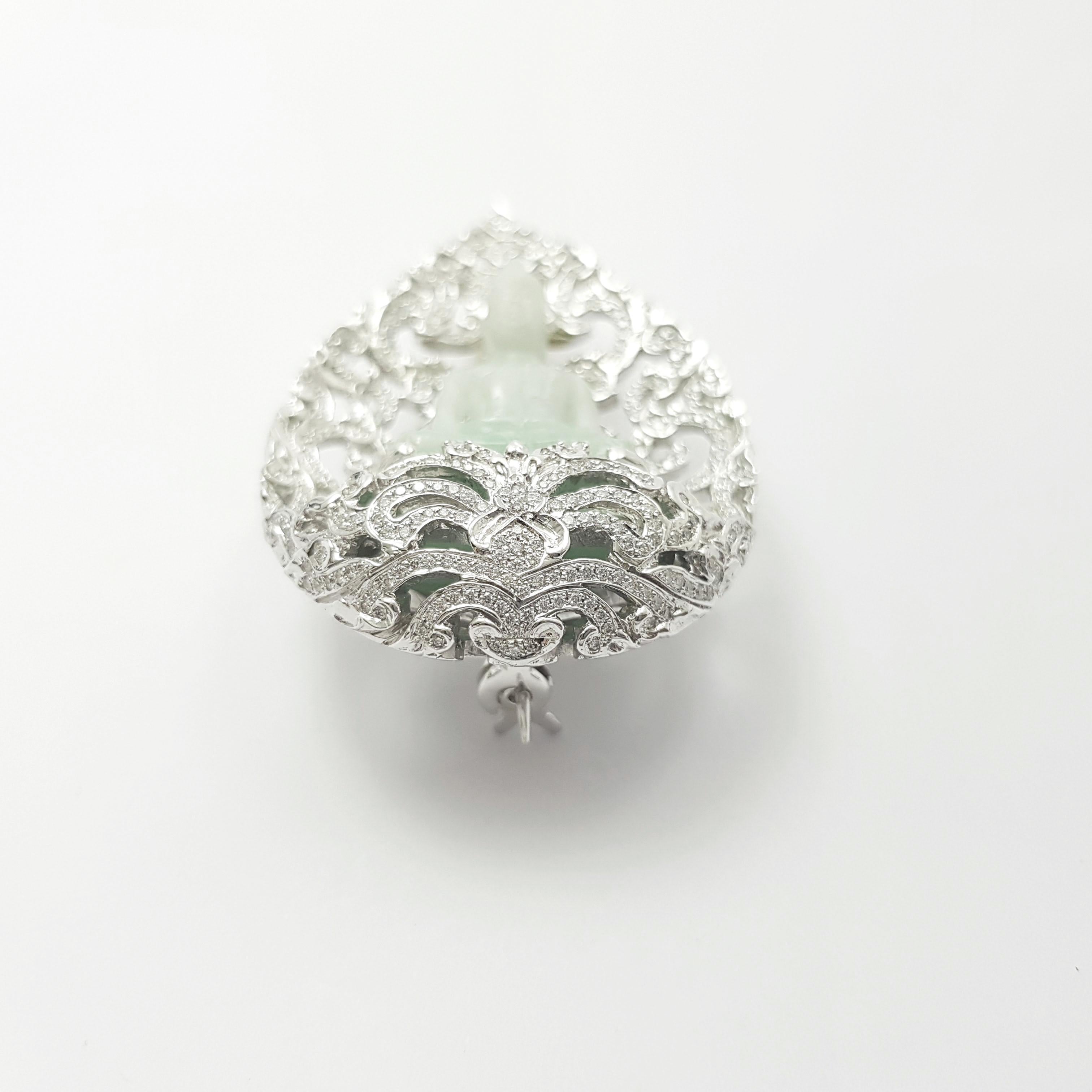  Geschnitzter Jade-Buddha 32,91 Karat mit Diamant 1,44  Karat Anhänger/Brosche in 18K Weißgoldfassung

Breite: 3.5 cm 
Länge: 5.7 cm
Gesamtgewicht: 36.51 Gramm

