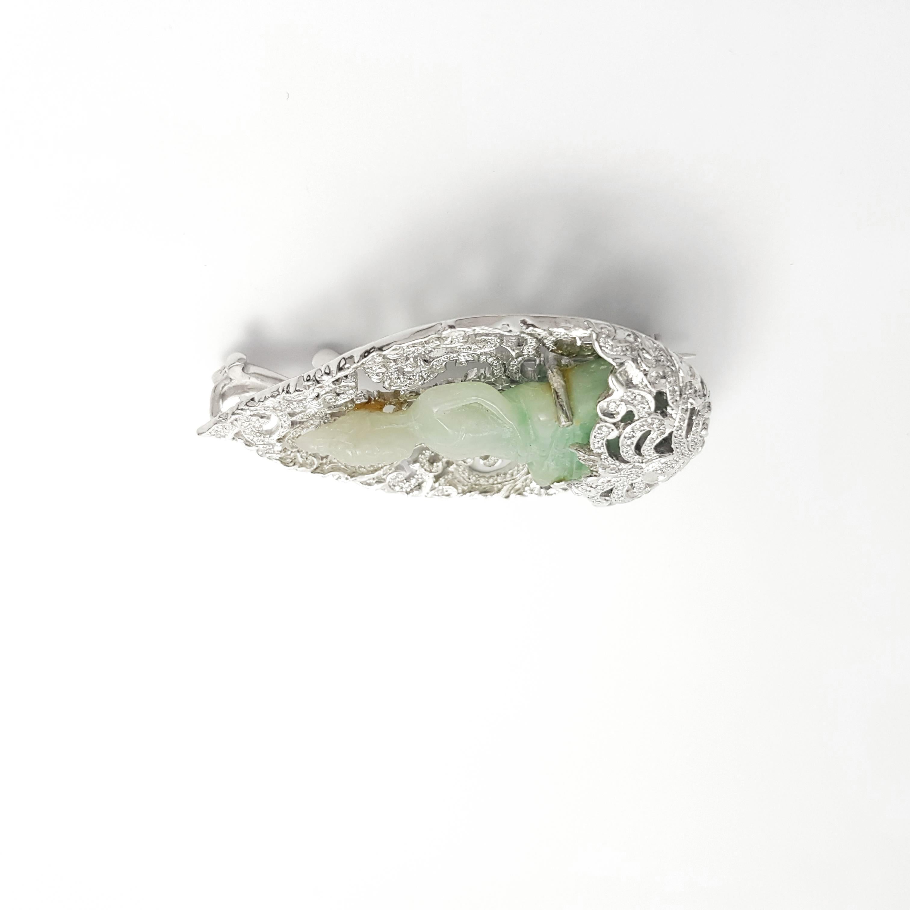 Geschnitzter Jade-Buddha mit Diamant-Anhänger/Brosche in 18K Weißgoldfassung (Zeitgenössisch) im Angebot
