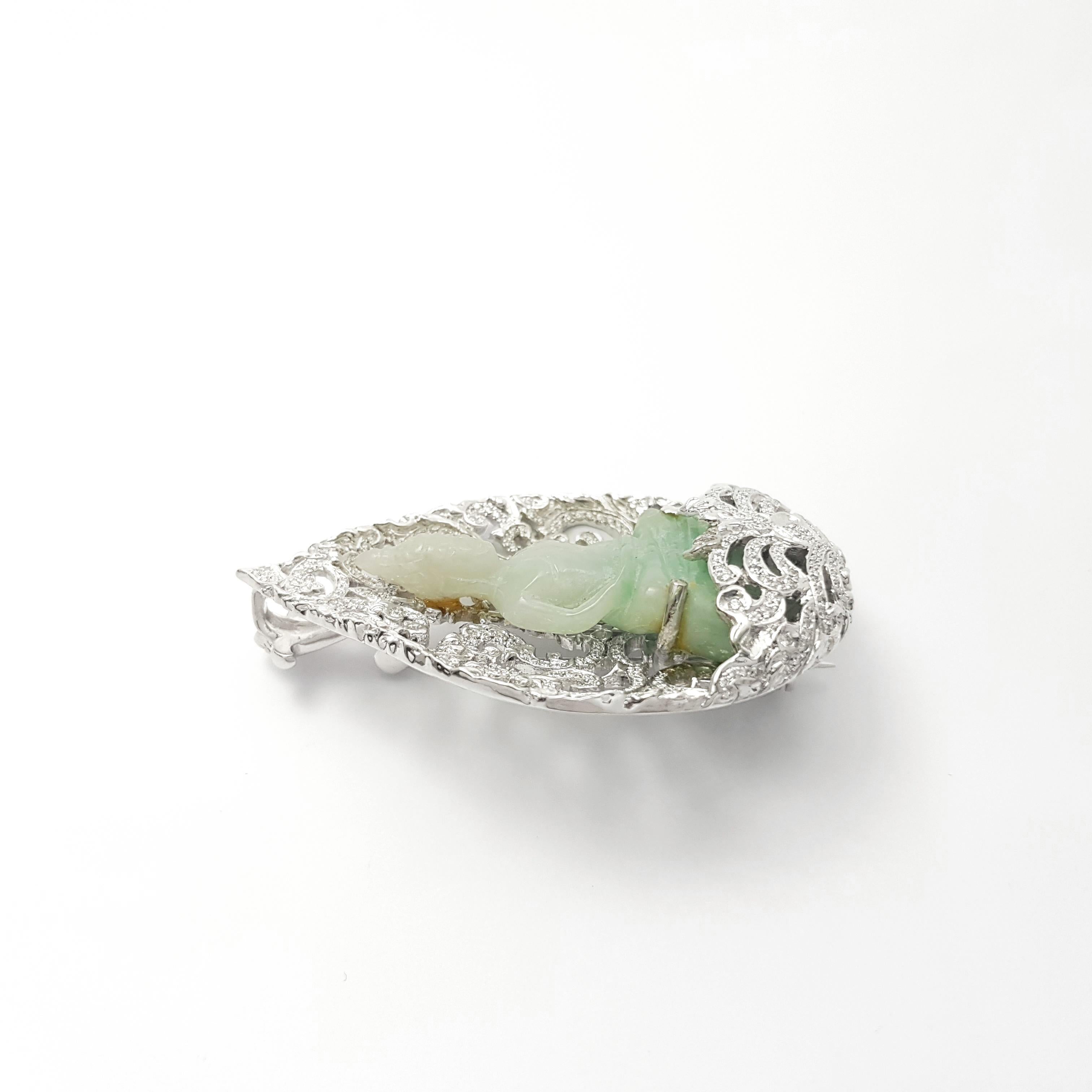 Geschnitzter Jade-Buddha mit Diamant-Anhänger/Brosche in 18K Weißgoldfassung (Brillantschliff) im Angebot